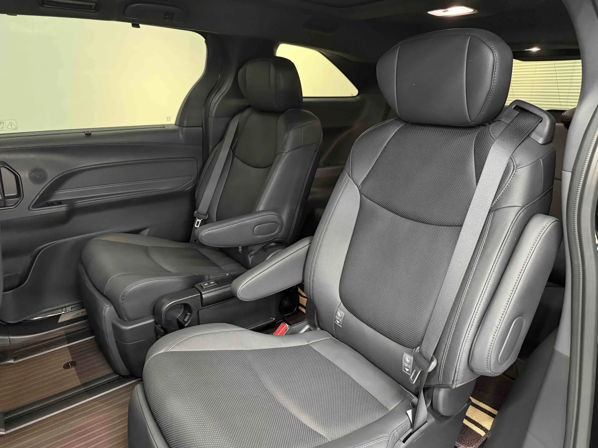 Toyota Granvia, 2023 14