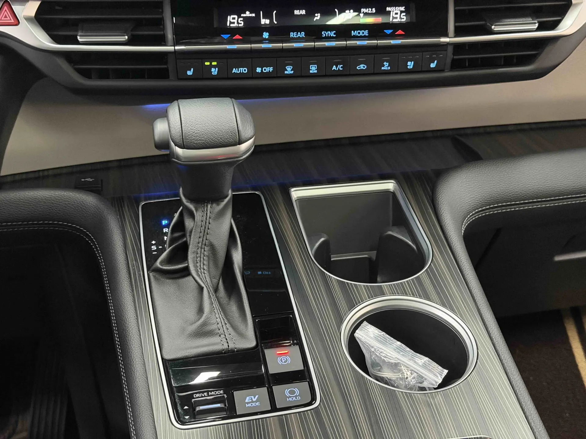 Toyota Granvia, 2023 13
