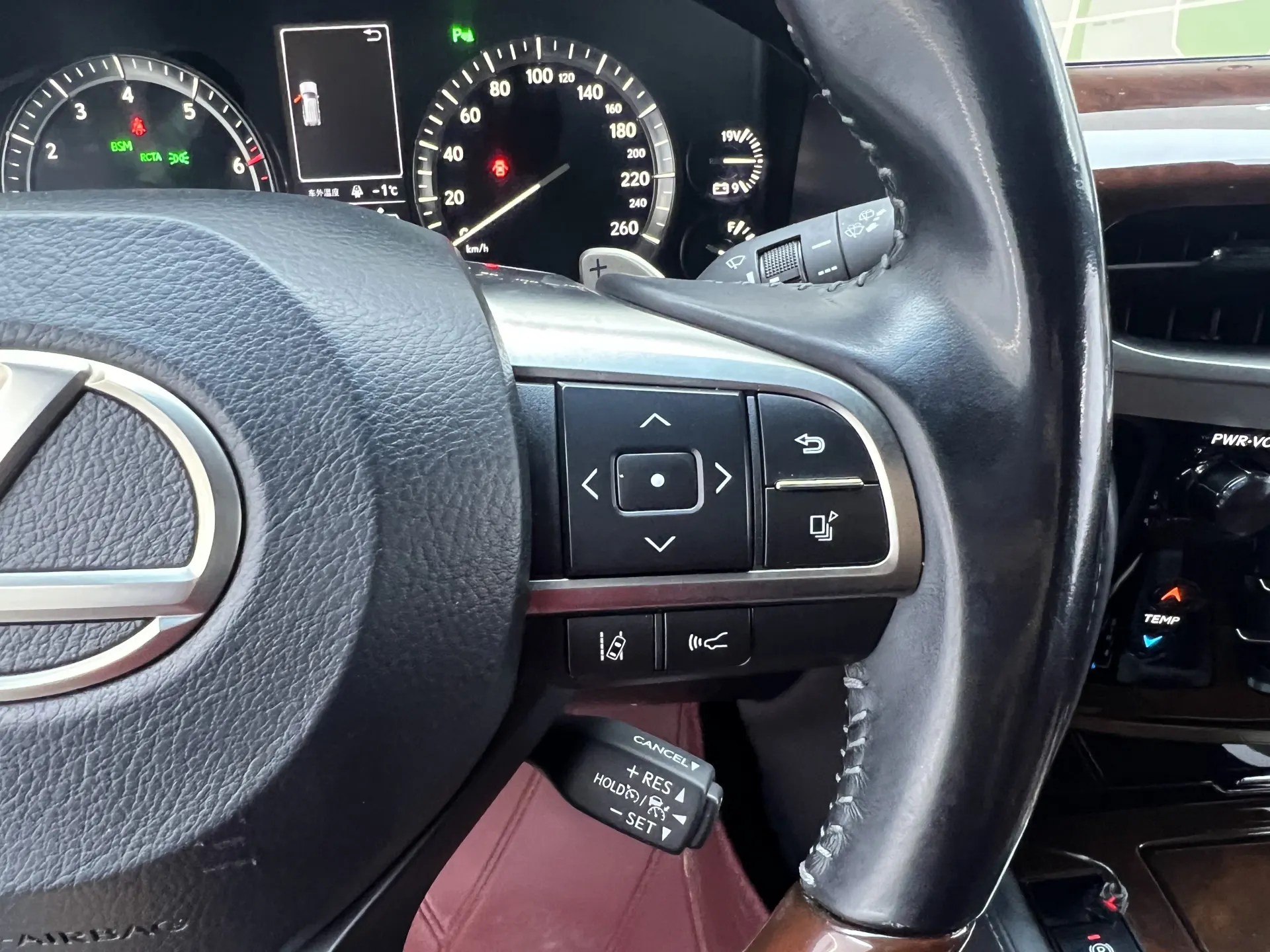 Lexus LX 570, 2022 9