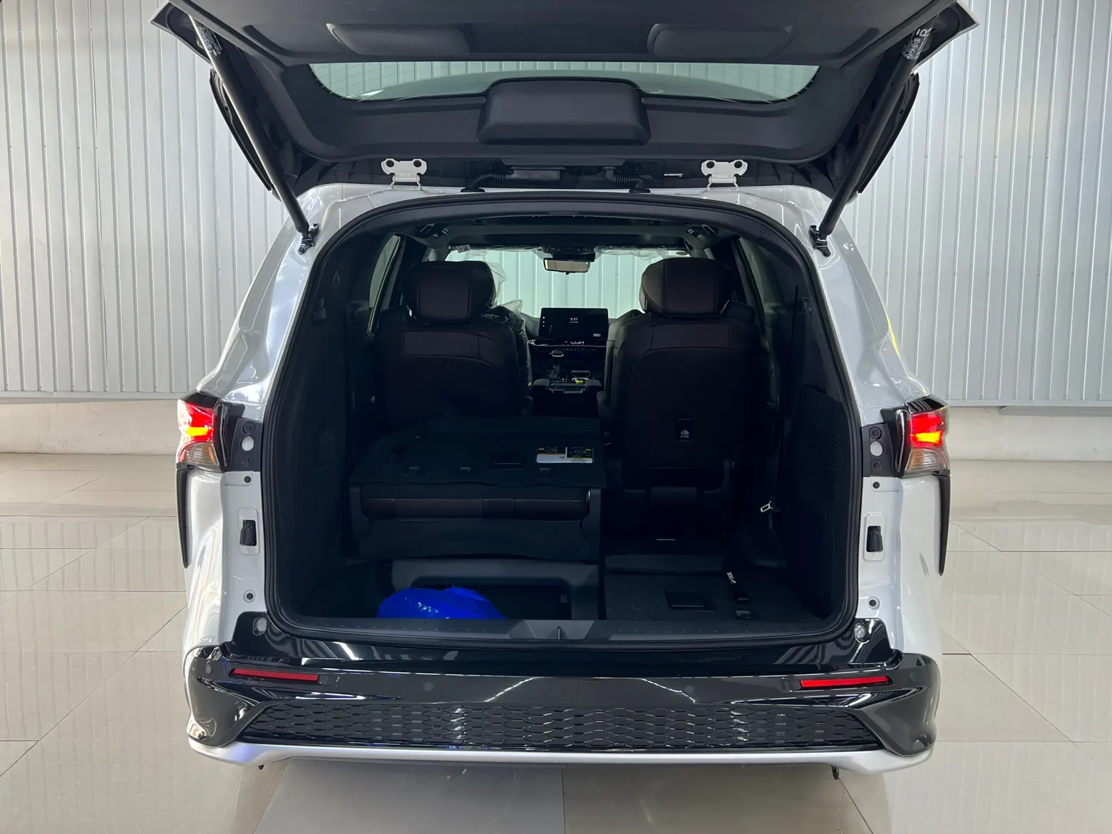 Toyota Granvia, 2026 4