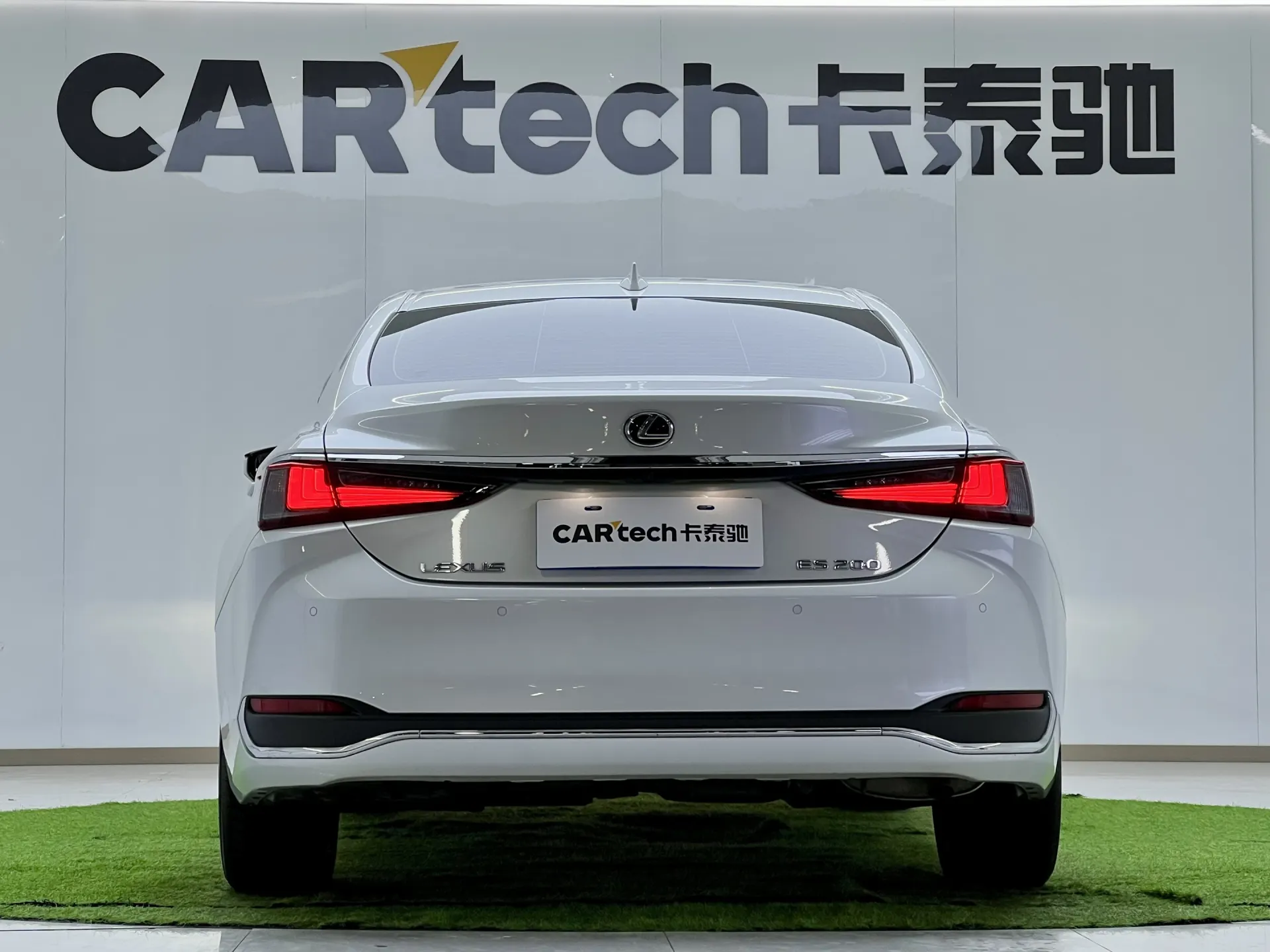 Lexus ES 200, 2024 4