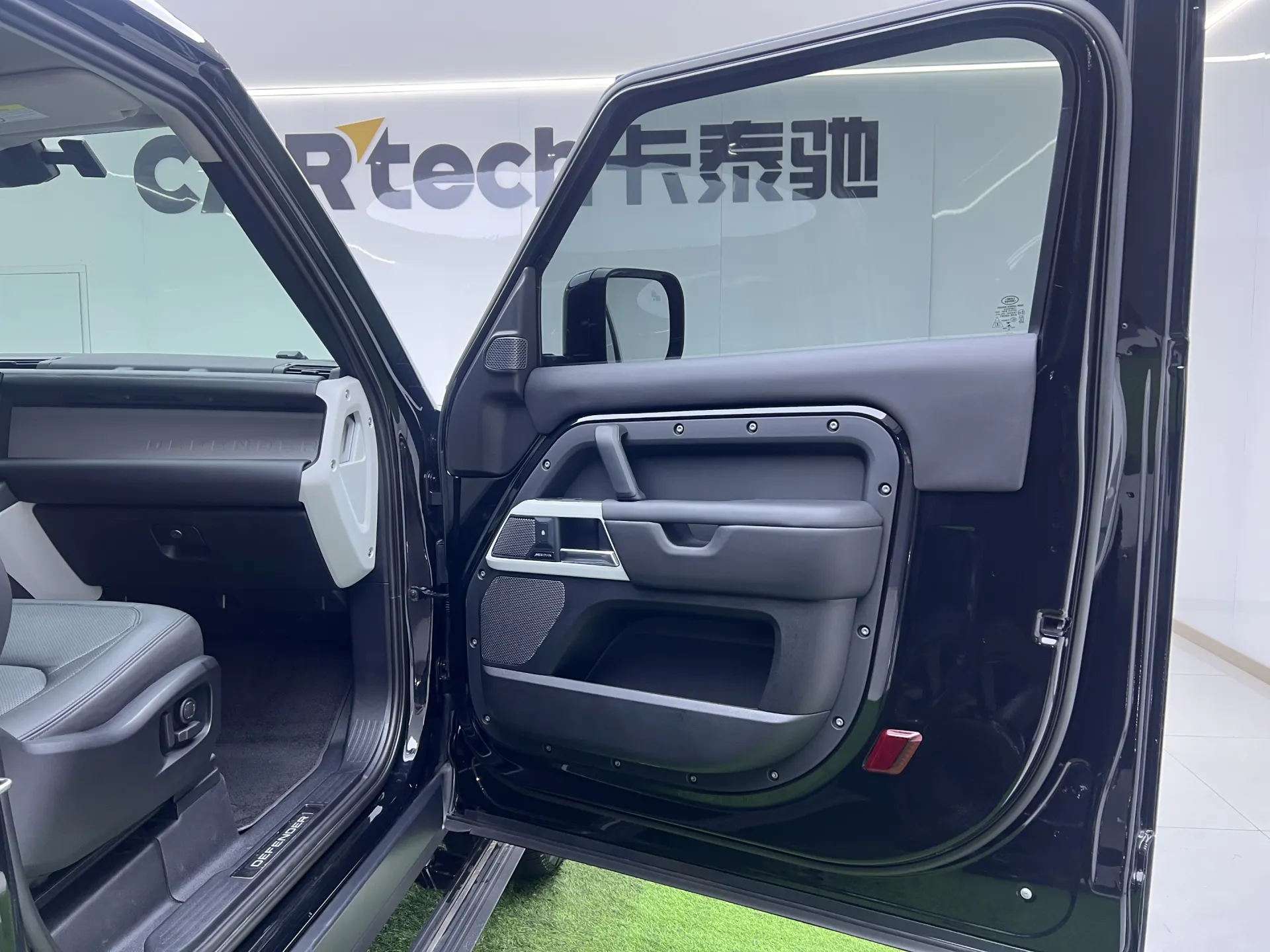 Land Rover Defender, 2023 11