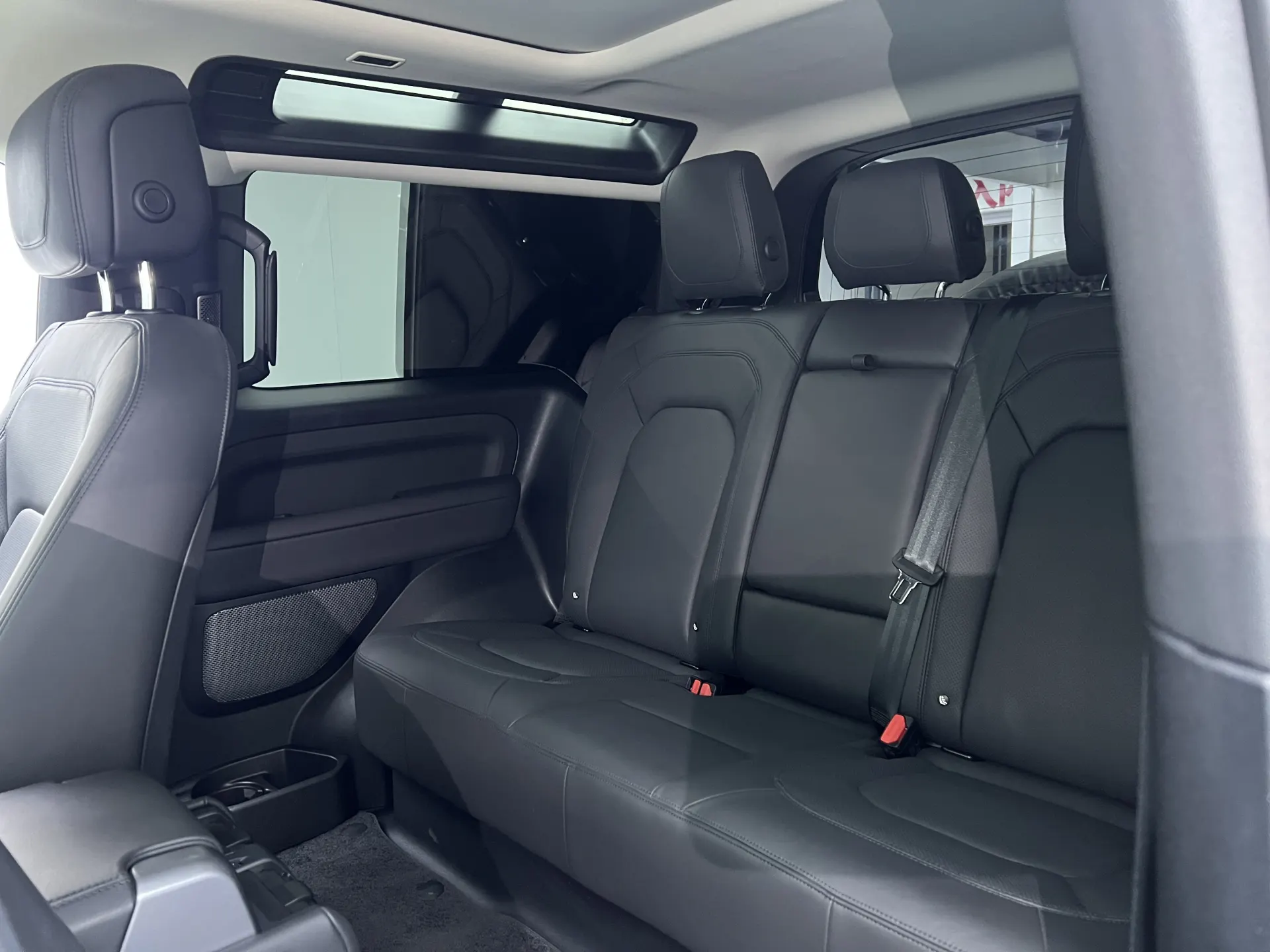 Land Rover Defender, 2023 15