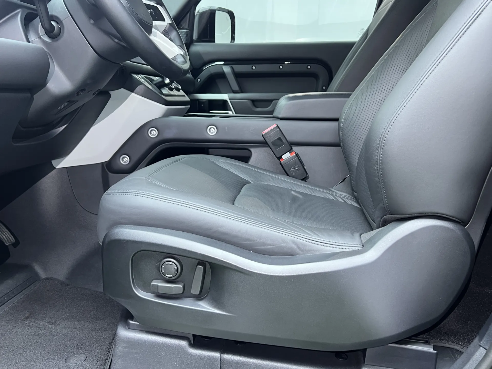 Land Rover Defender, 2023 24