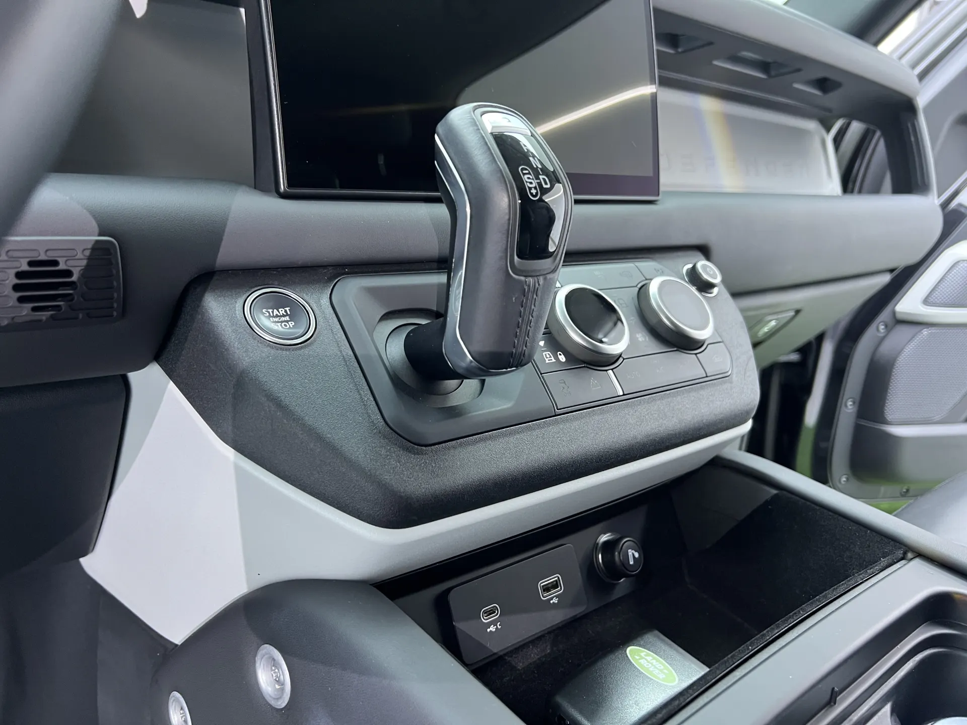 Land Rover Defender, 2023 16