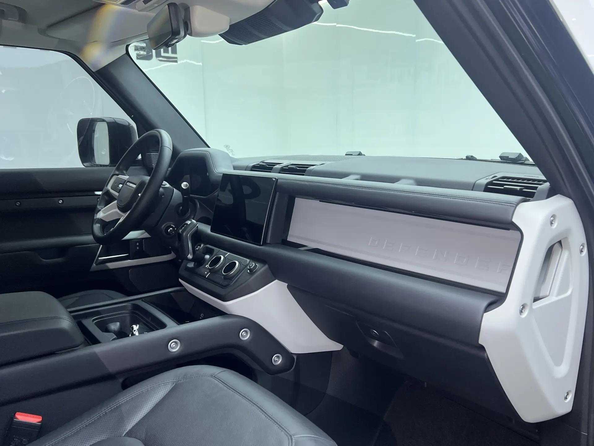 Land Rover Defender, 2023 3