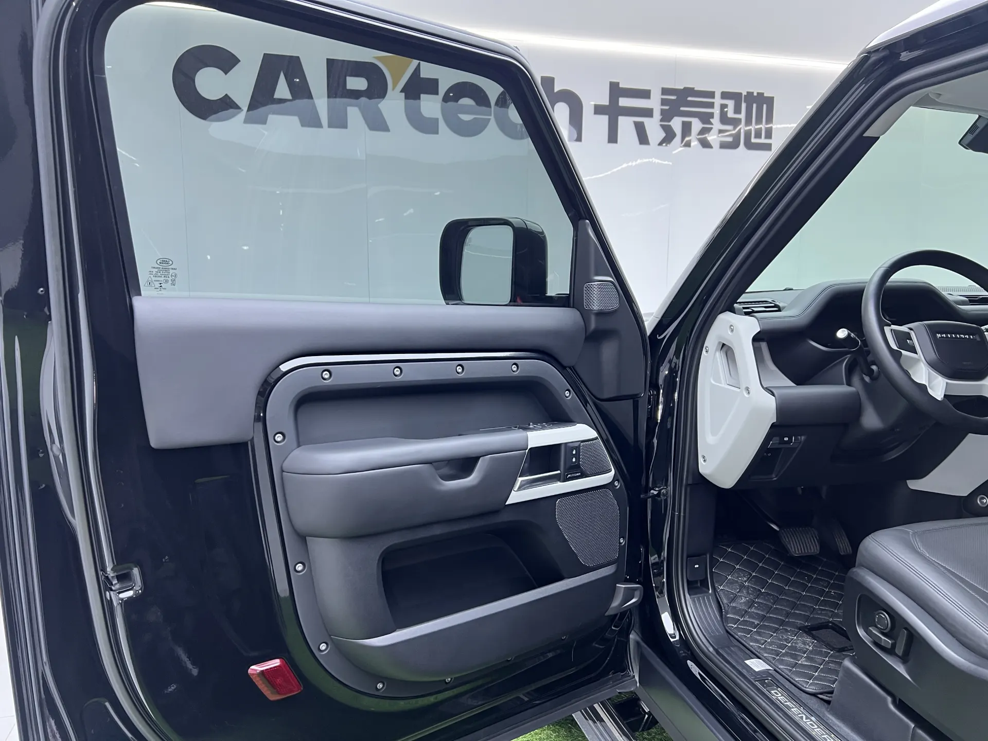 Land Rover Defender, 2023 14