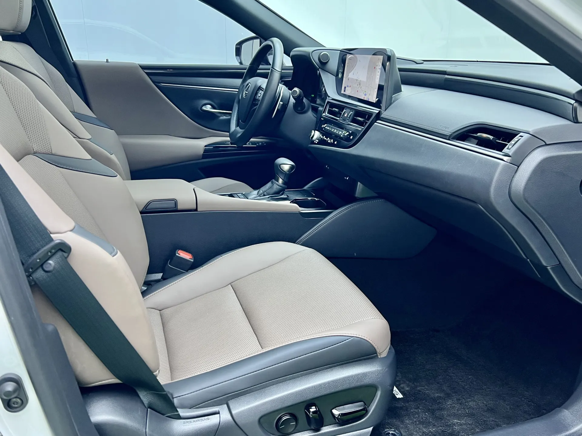 Lexus ES 200, 2024 13