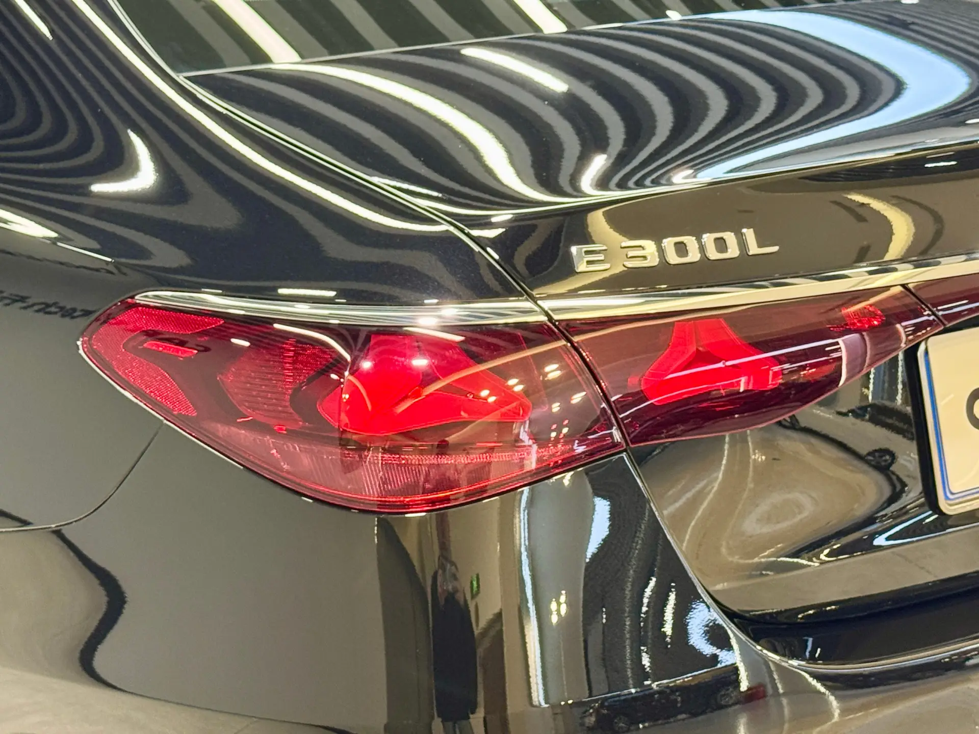 Mercedes-Benz E 300 L, 2025 11