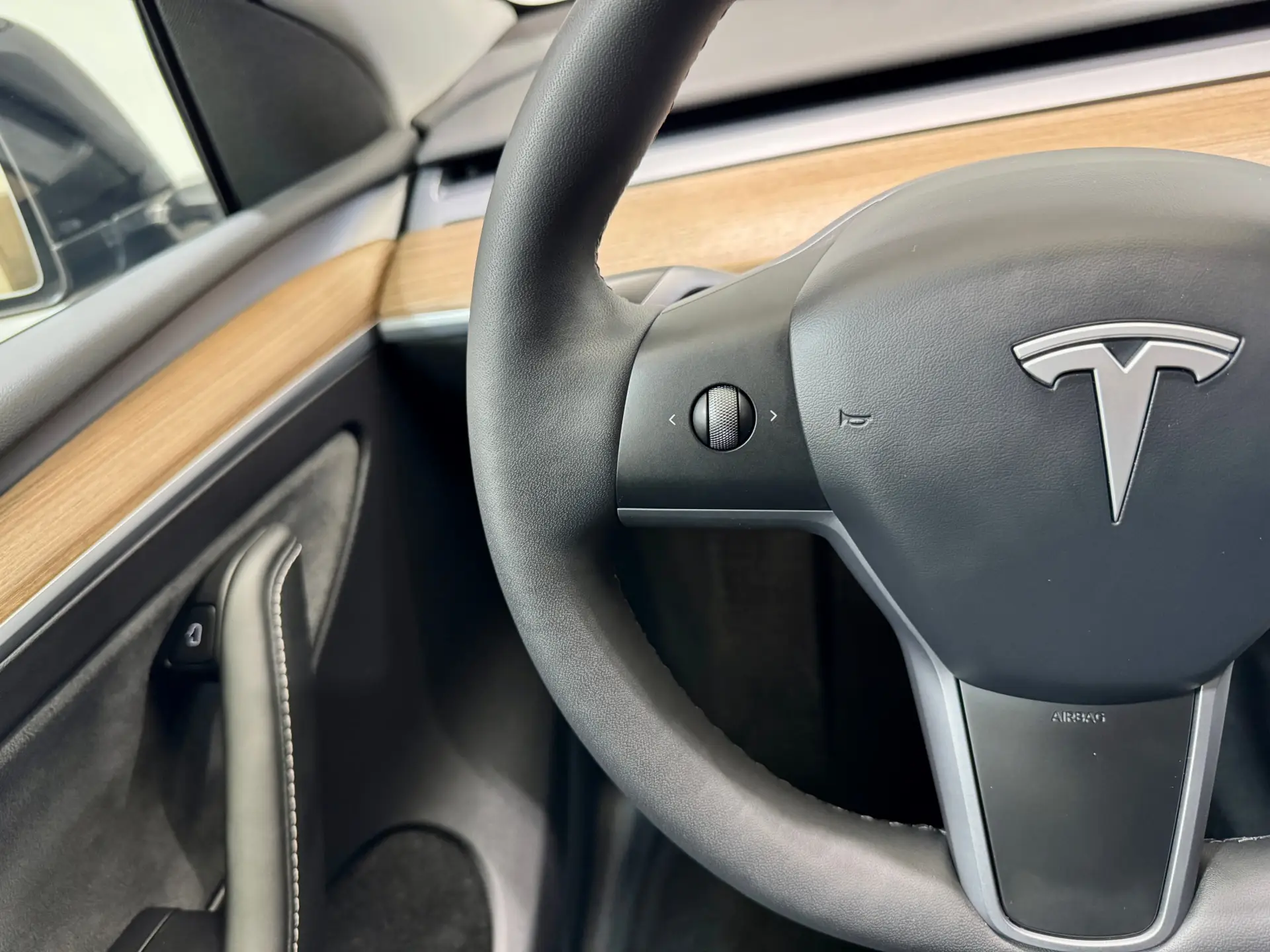 Tesla Model Y, 2023 18