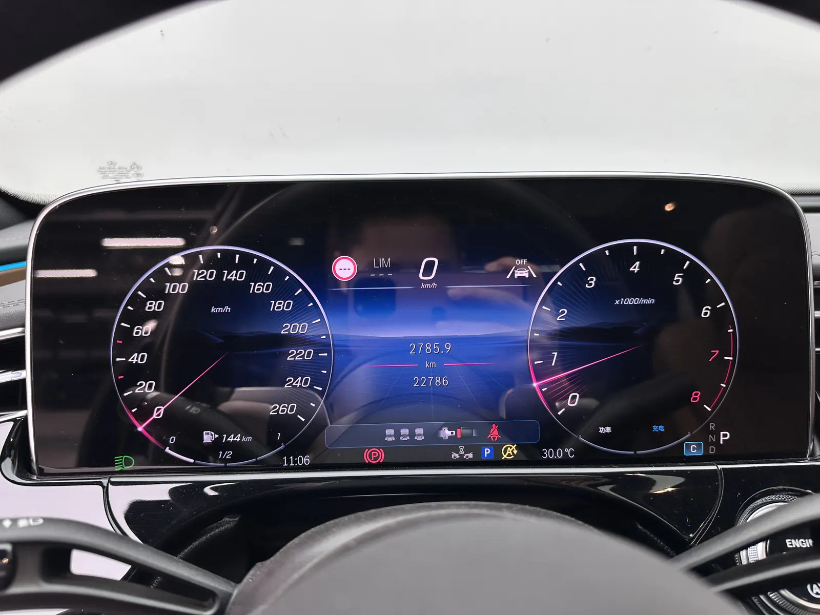 Mercedes-Benz E 300 L, 2024 13