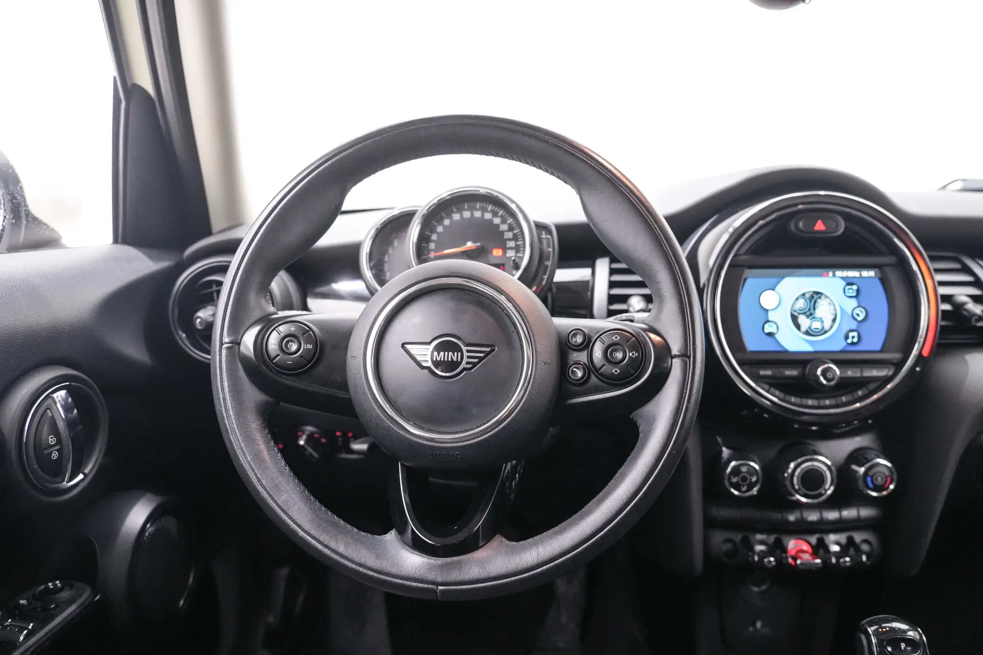 Mini ONE, 2019 17
