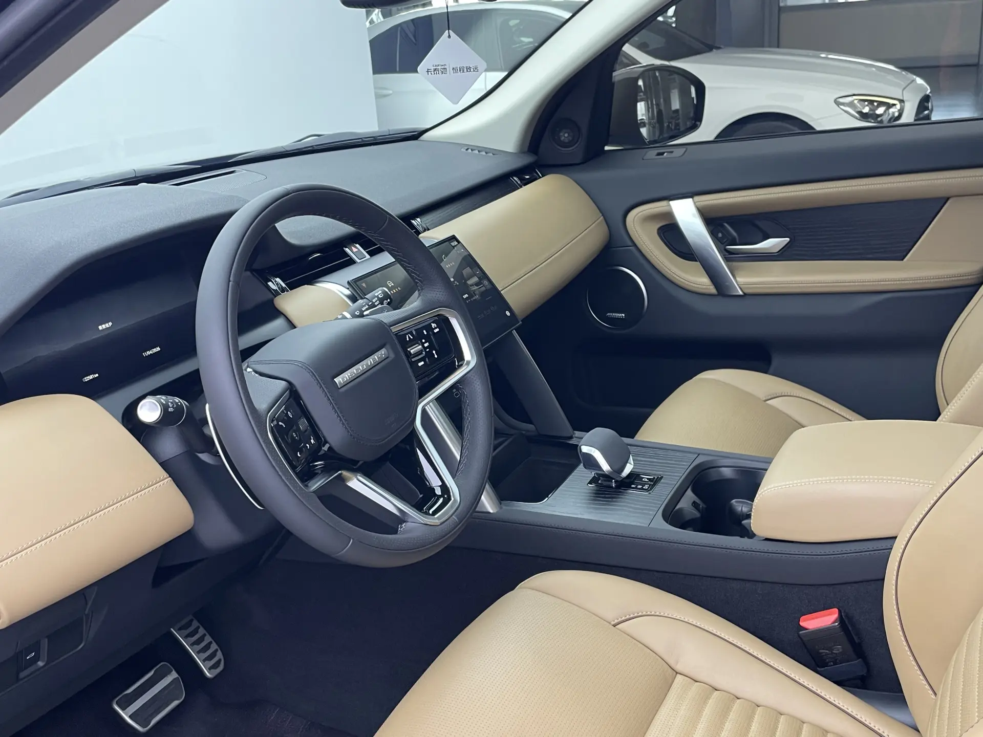 Land Rover Discovery Sport, 2024 6