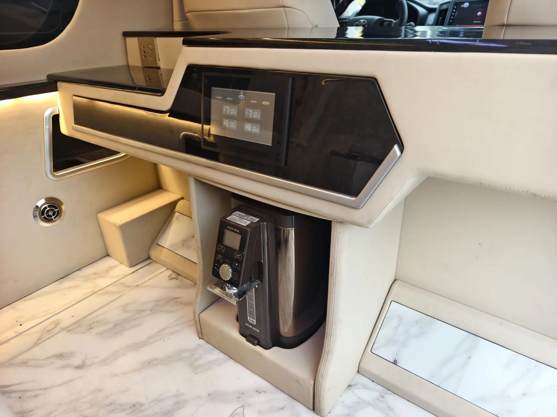 Toyota HiAce, 2023 30