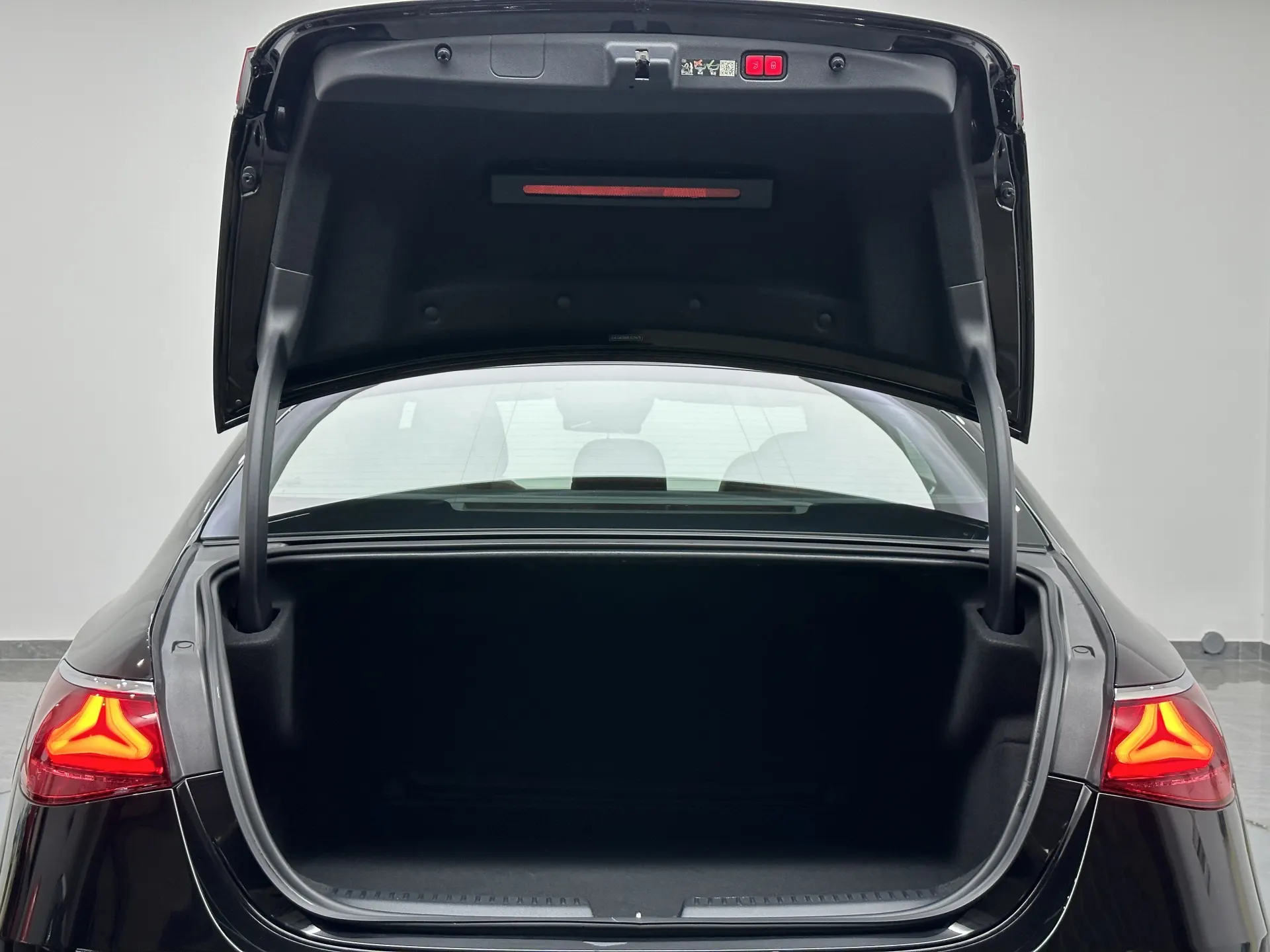 Mercedes-Benz E 300 L, 2025 29