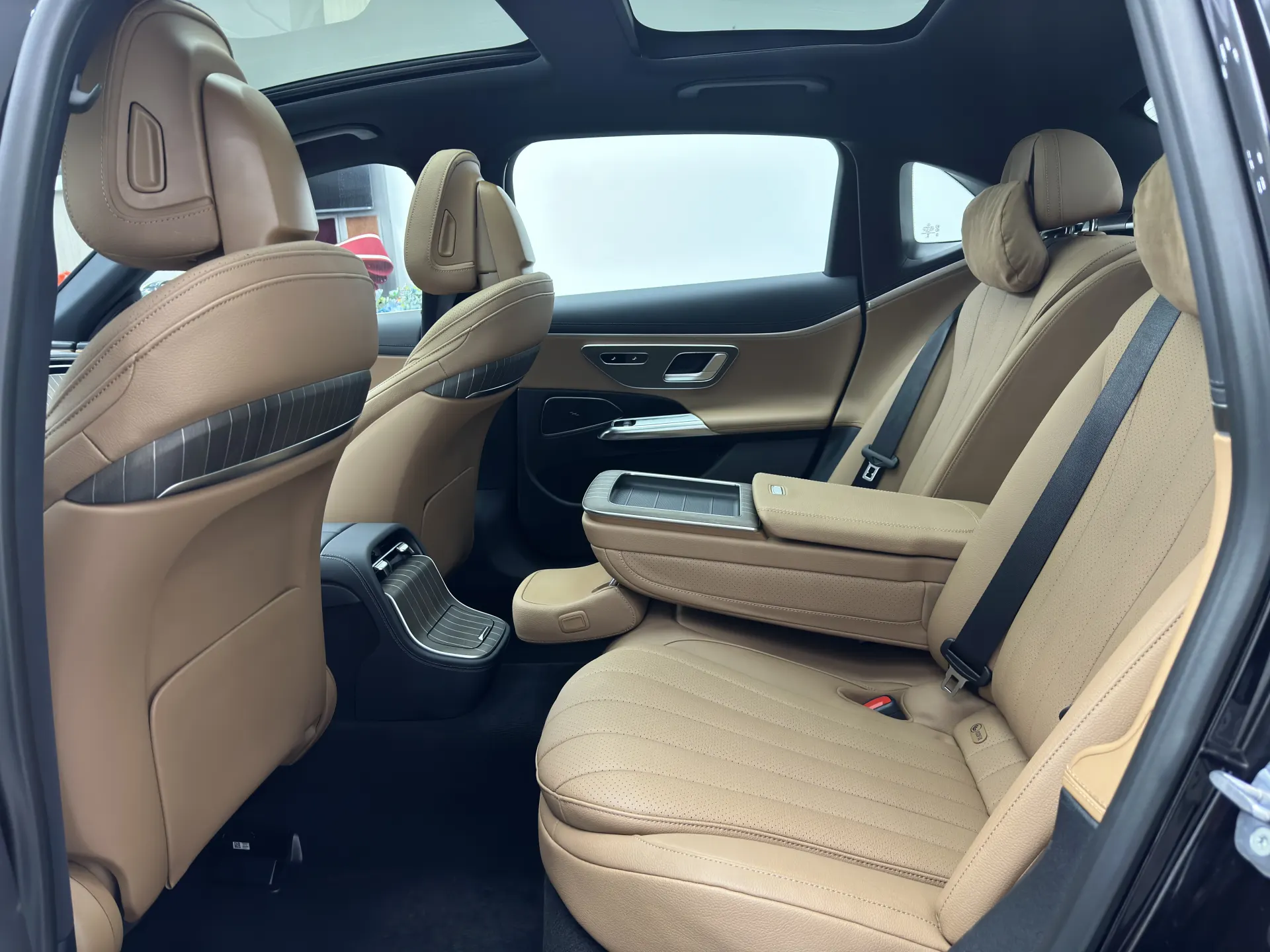Mercedes-Benz E 300 L, 2025 11
