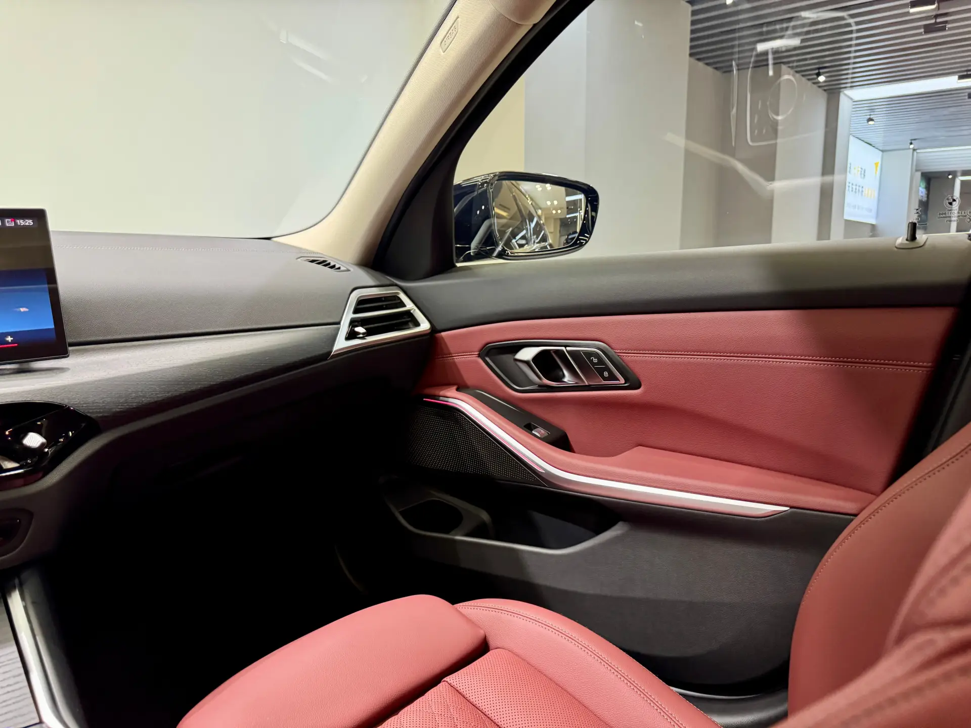 BMW 325Li, 2026 16