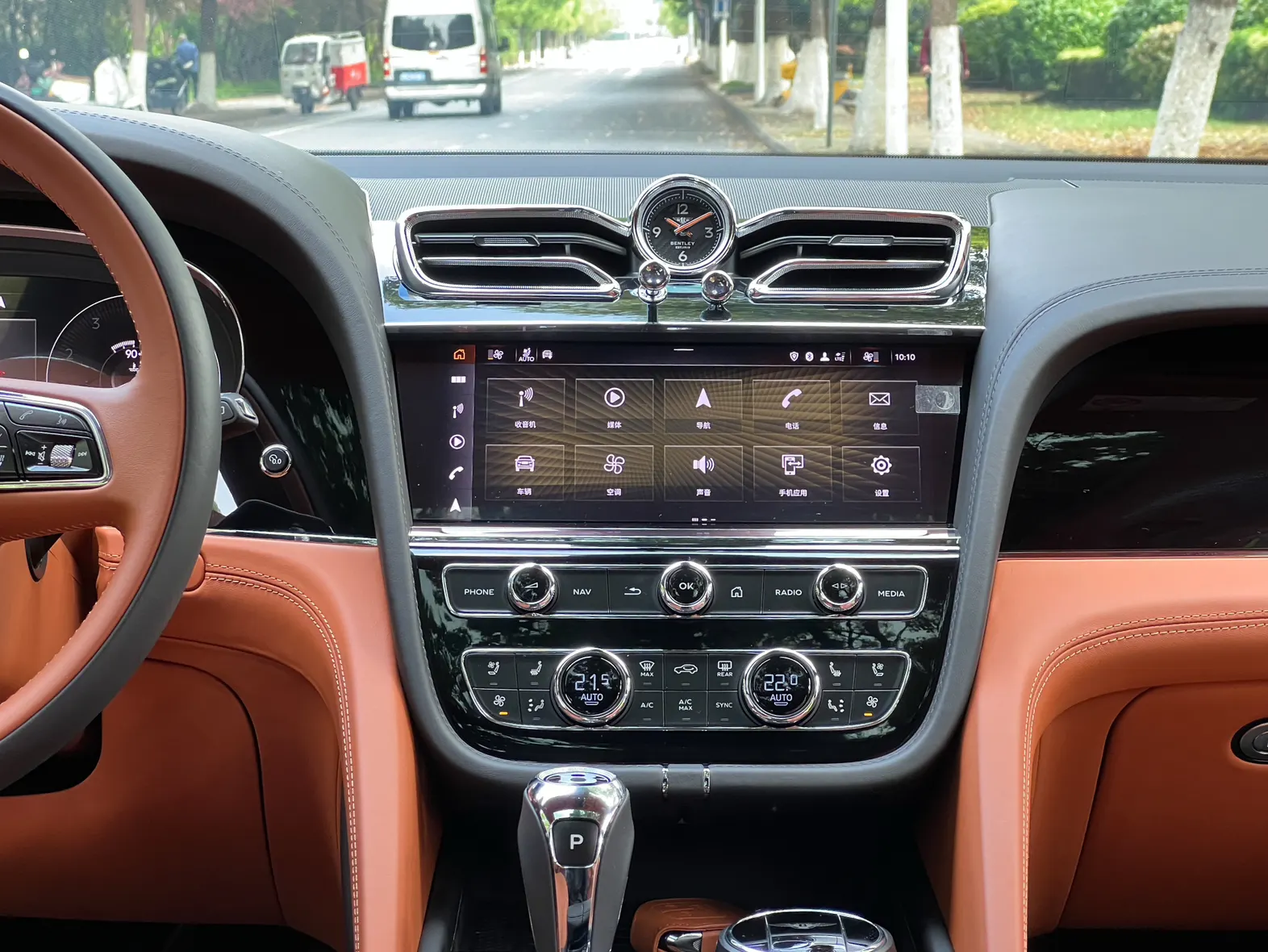 Bentley Bentayga, 2023 13