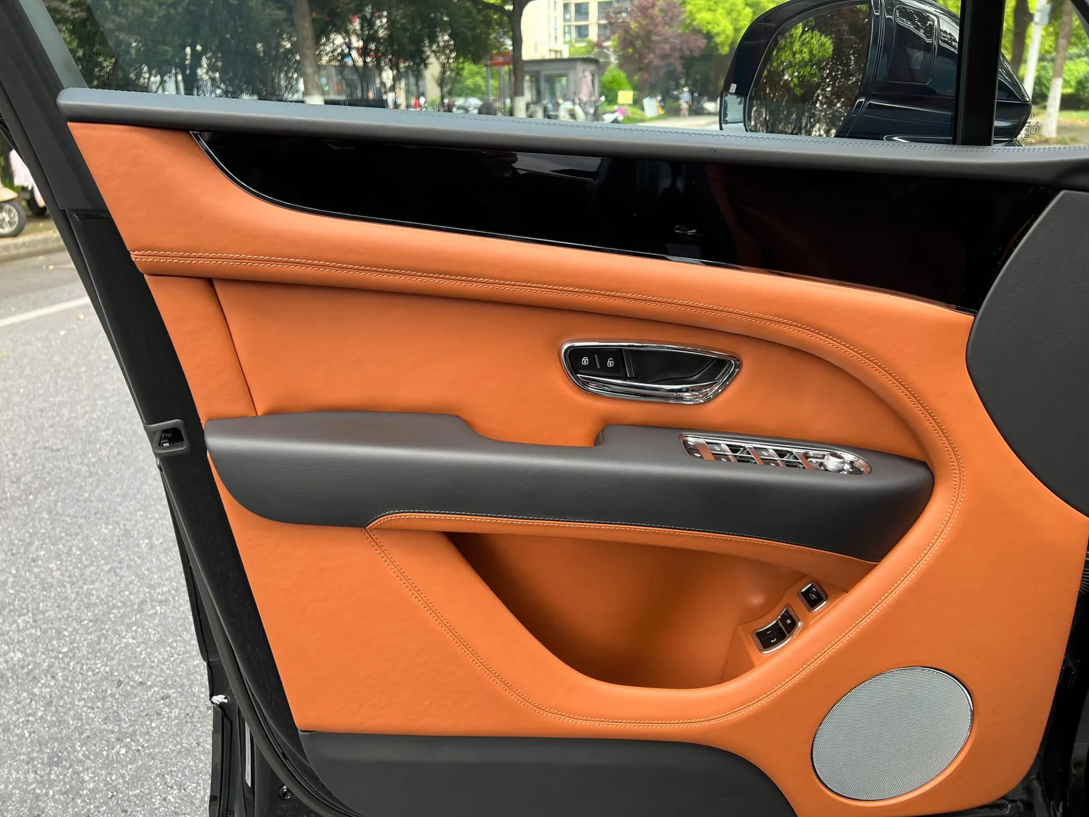 Bentley Bentayga, 2023 9
