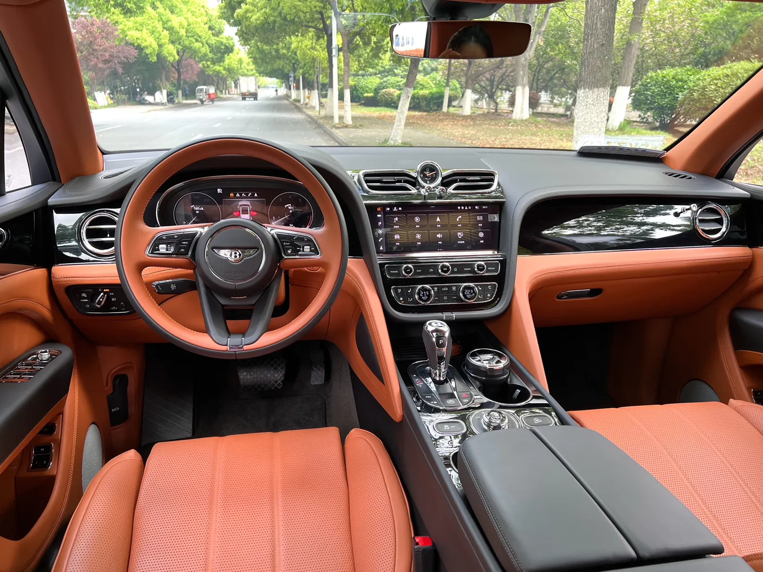 Bentley Bentayga, 2023 14