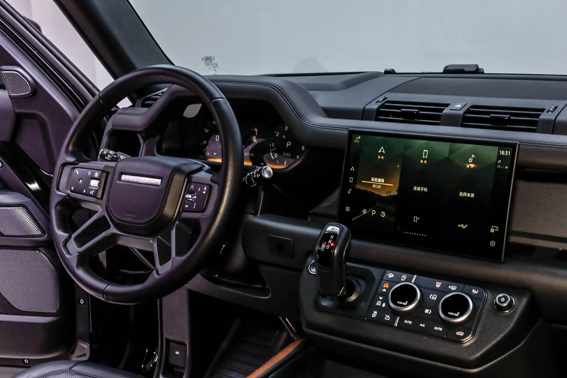 Land Rover Defender, 2024 32