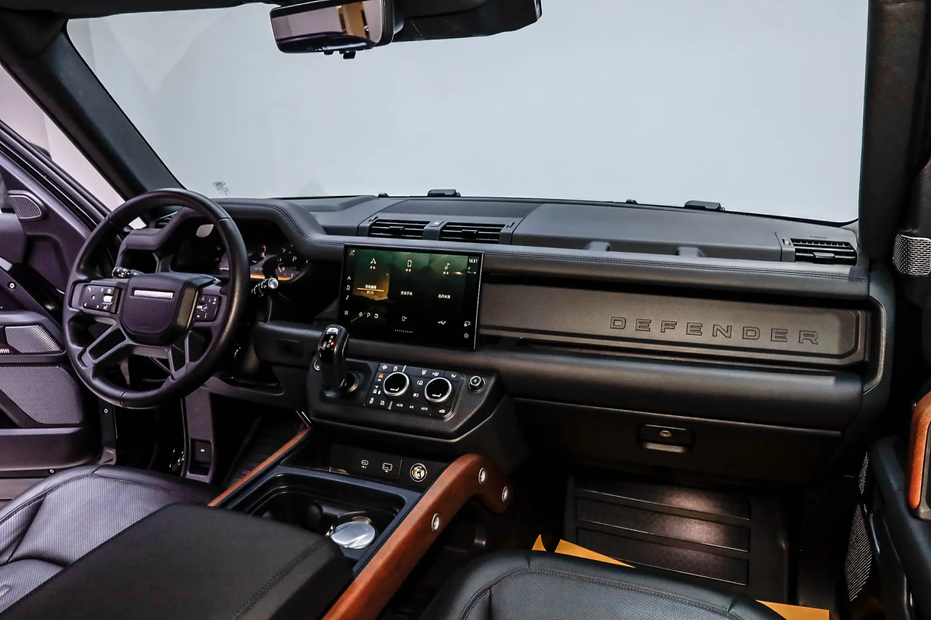Land Rover Defender, 2024 34