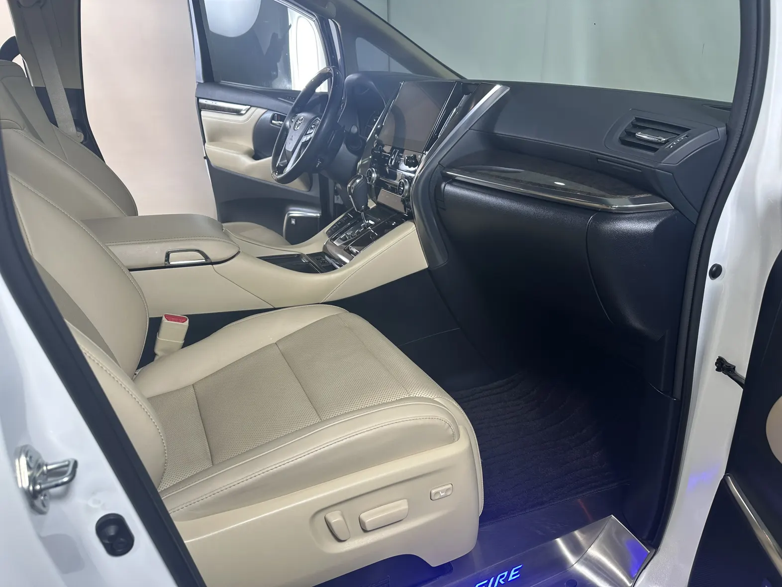 Toyota Alphard, 2023 14