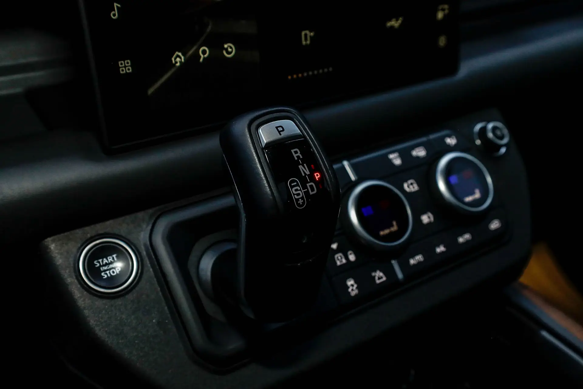 Land Rover Defender, 2024 18