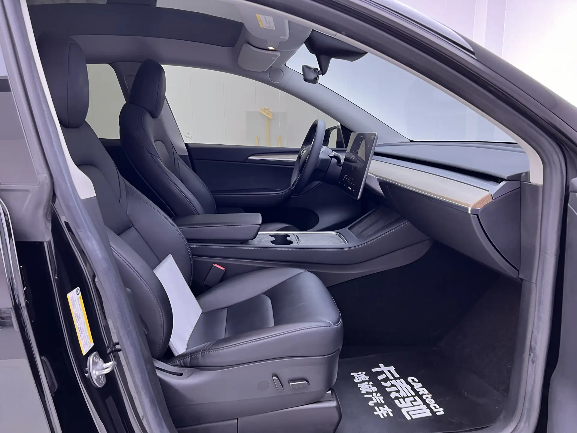 Tesla Model Y, 2022 19