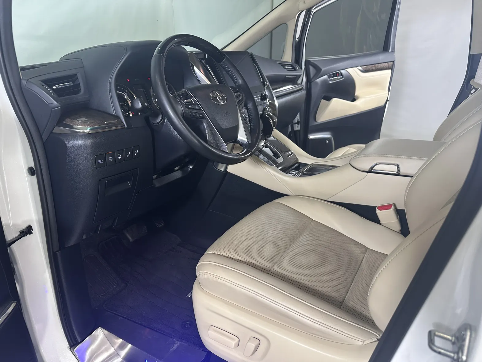 Toyota Alphard, 2023 13