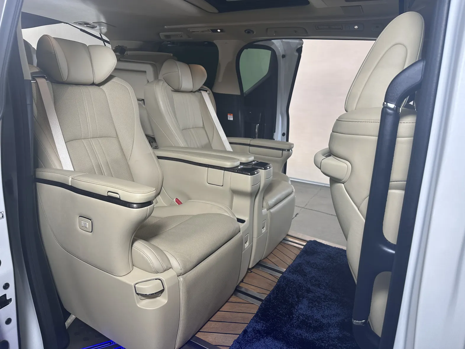 Toyota Alphard, 2023 15