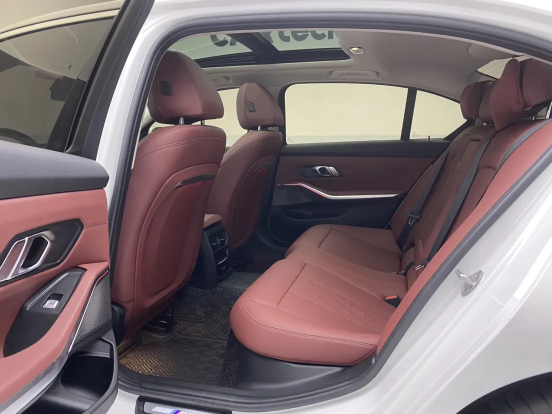 BMW 325Li, 2025 28