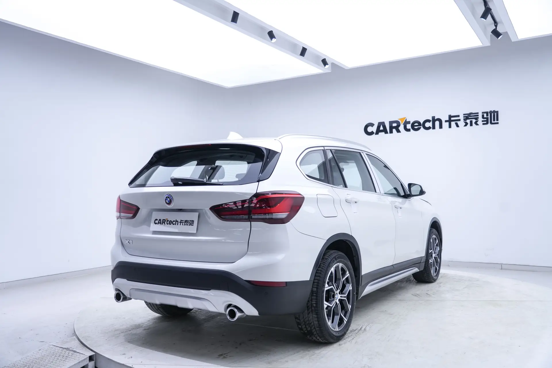 BMW X1, 2020 все фото