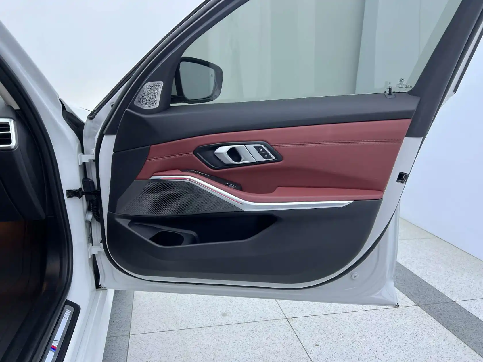 BMW 325Li, 2025 21