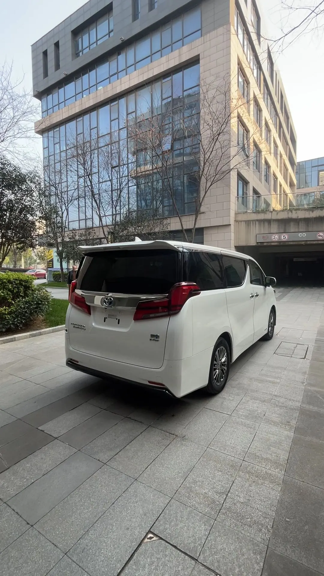 Toyota Alphard, 2022 3
