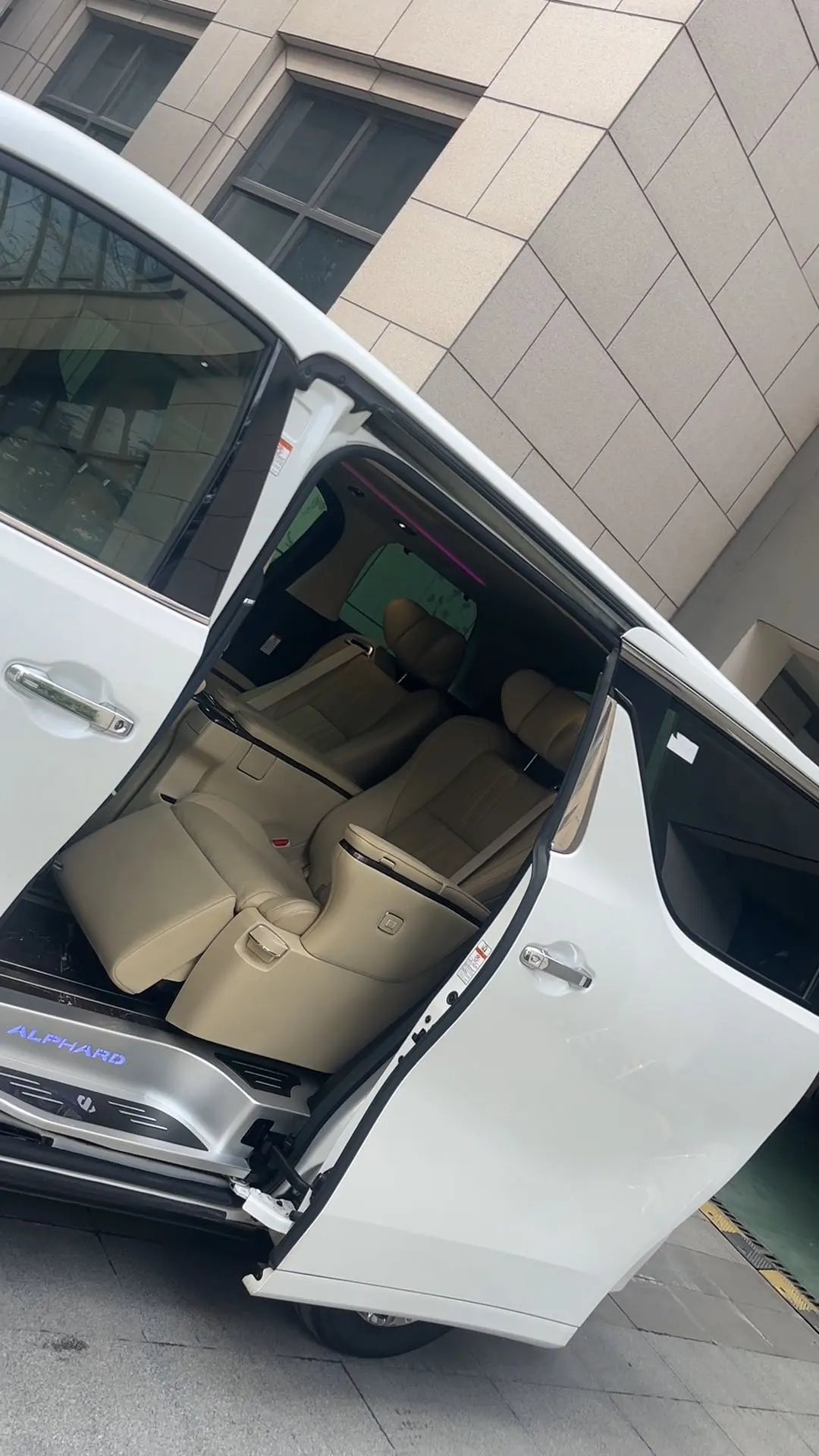 Toyota Alphard, 2022 9