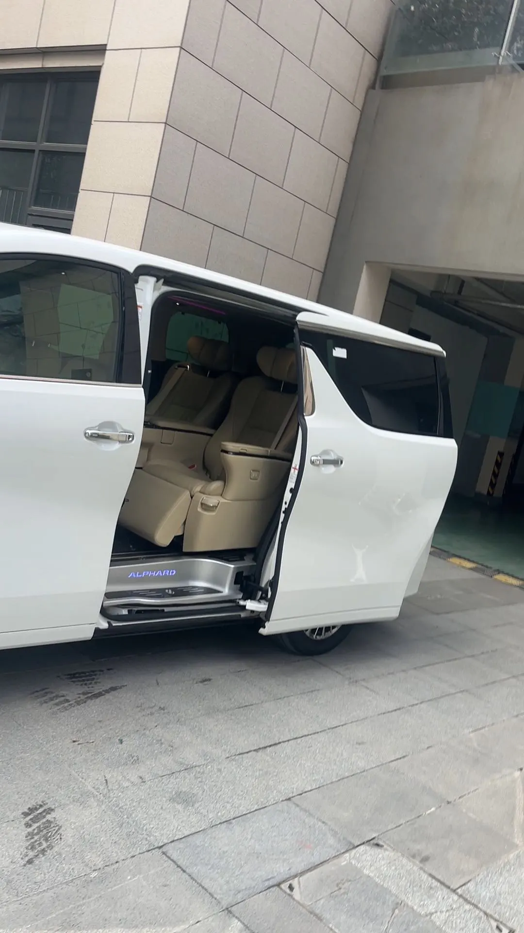 Toyota Alphard, 2022 все фото