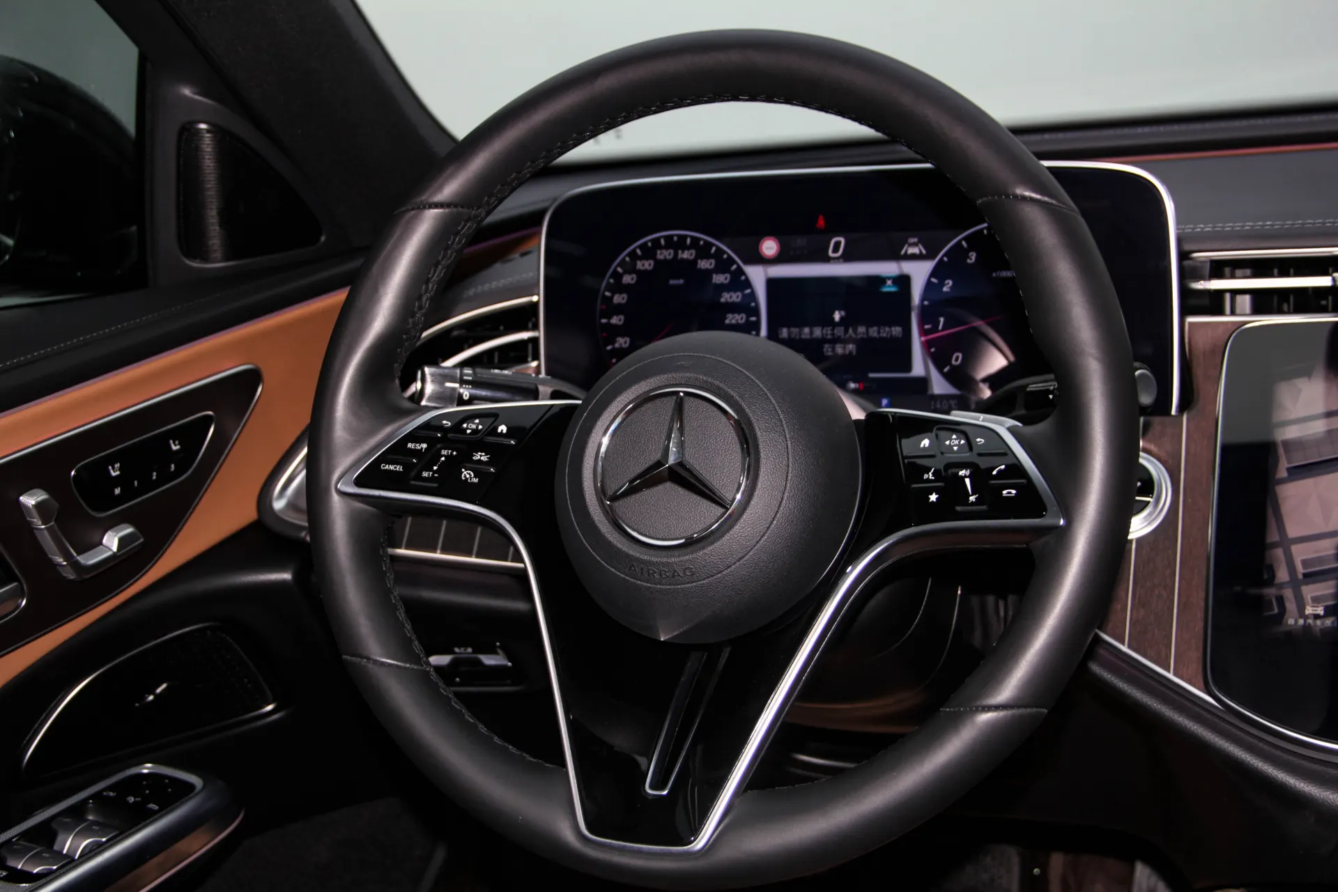 Mercedes-Benz E 300 L, 2024 8