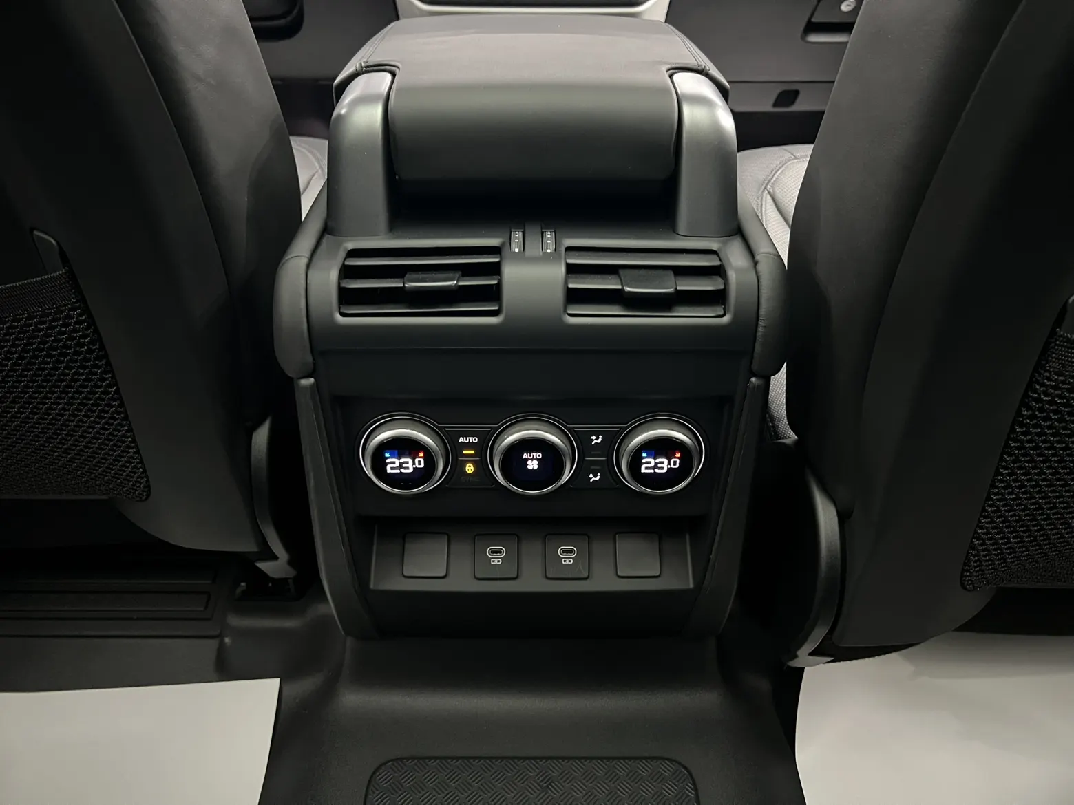 Land Rover Defender, 2024 24