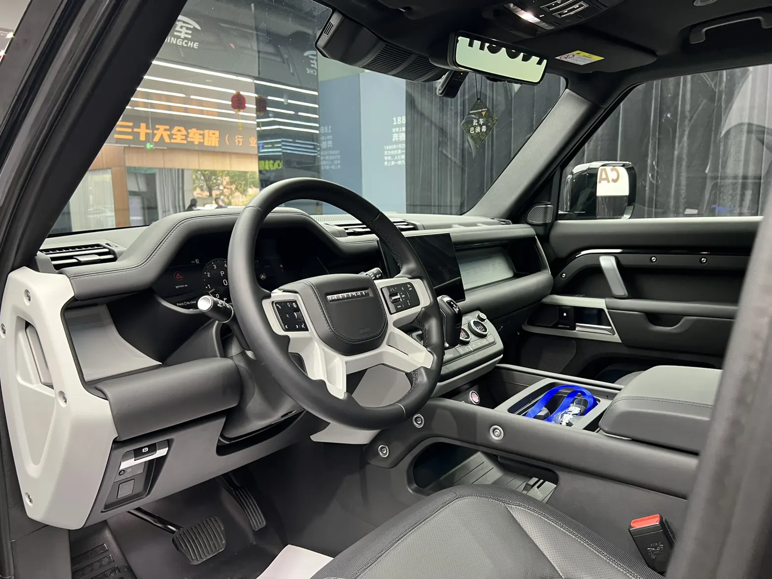 Land Rover Defender, 2024 16