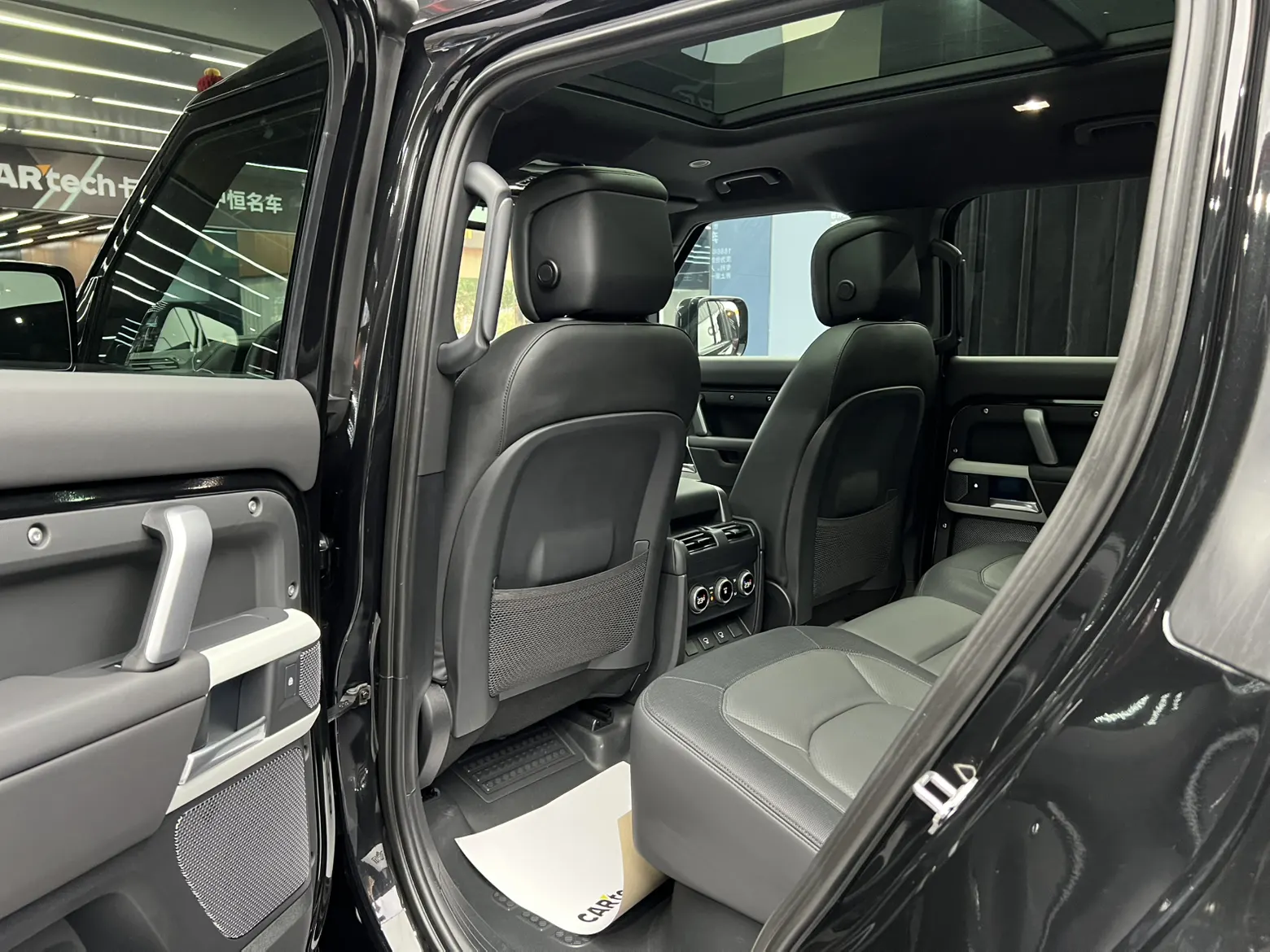 Land Rover Defender, 2024 18