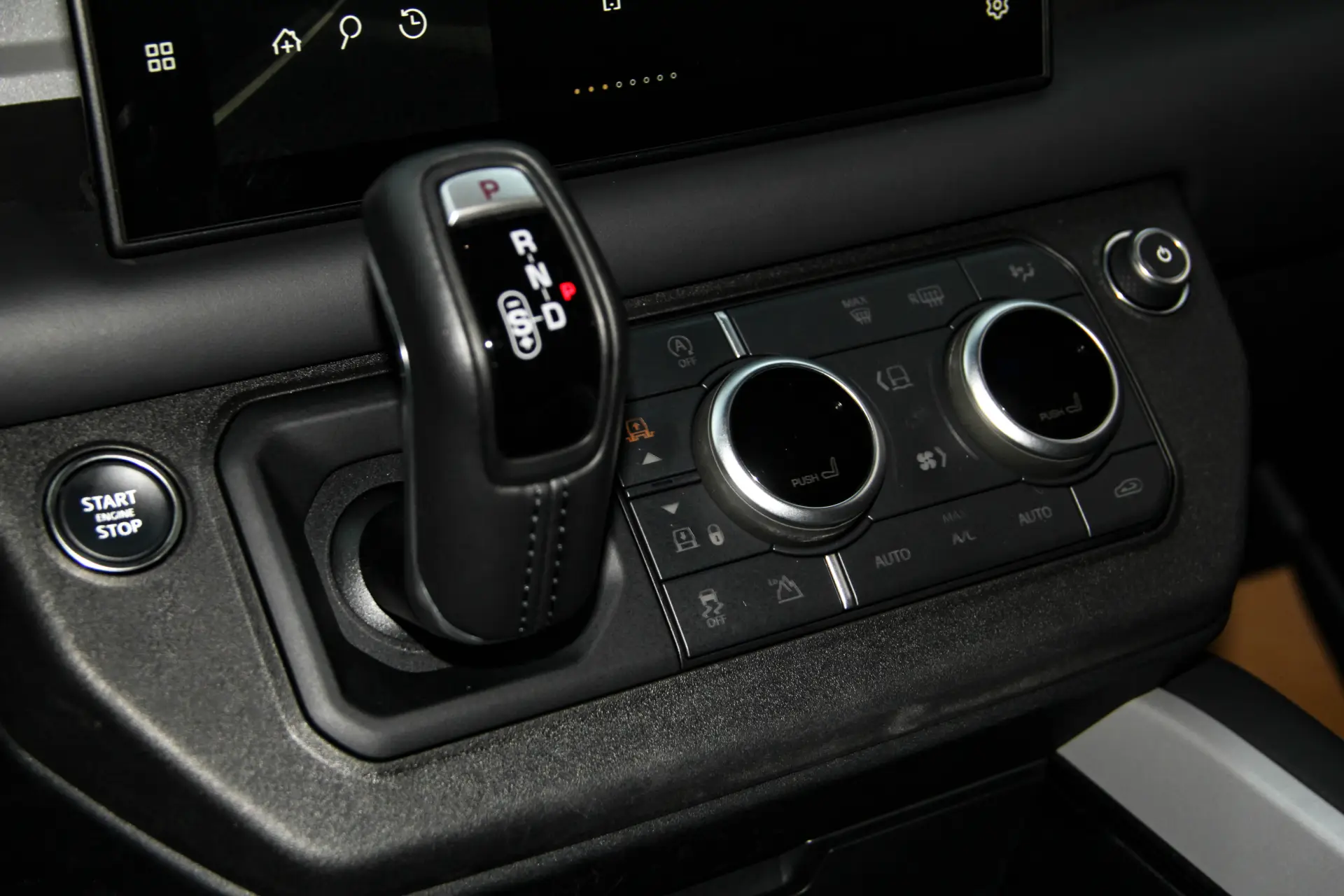 Land Rover Defender, 2025 28