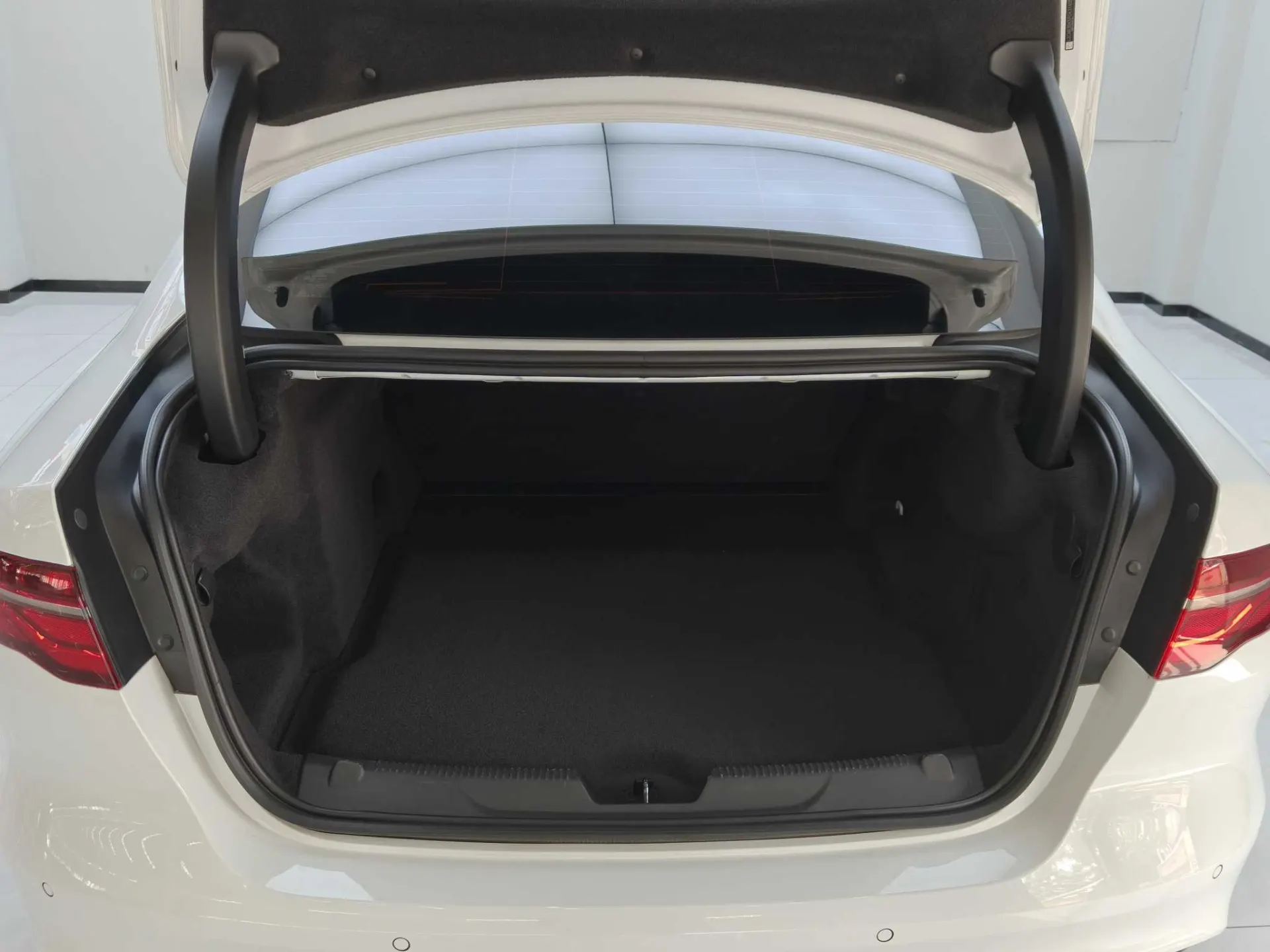 Jaguar XEL, 2024 6