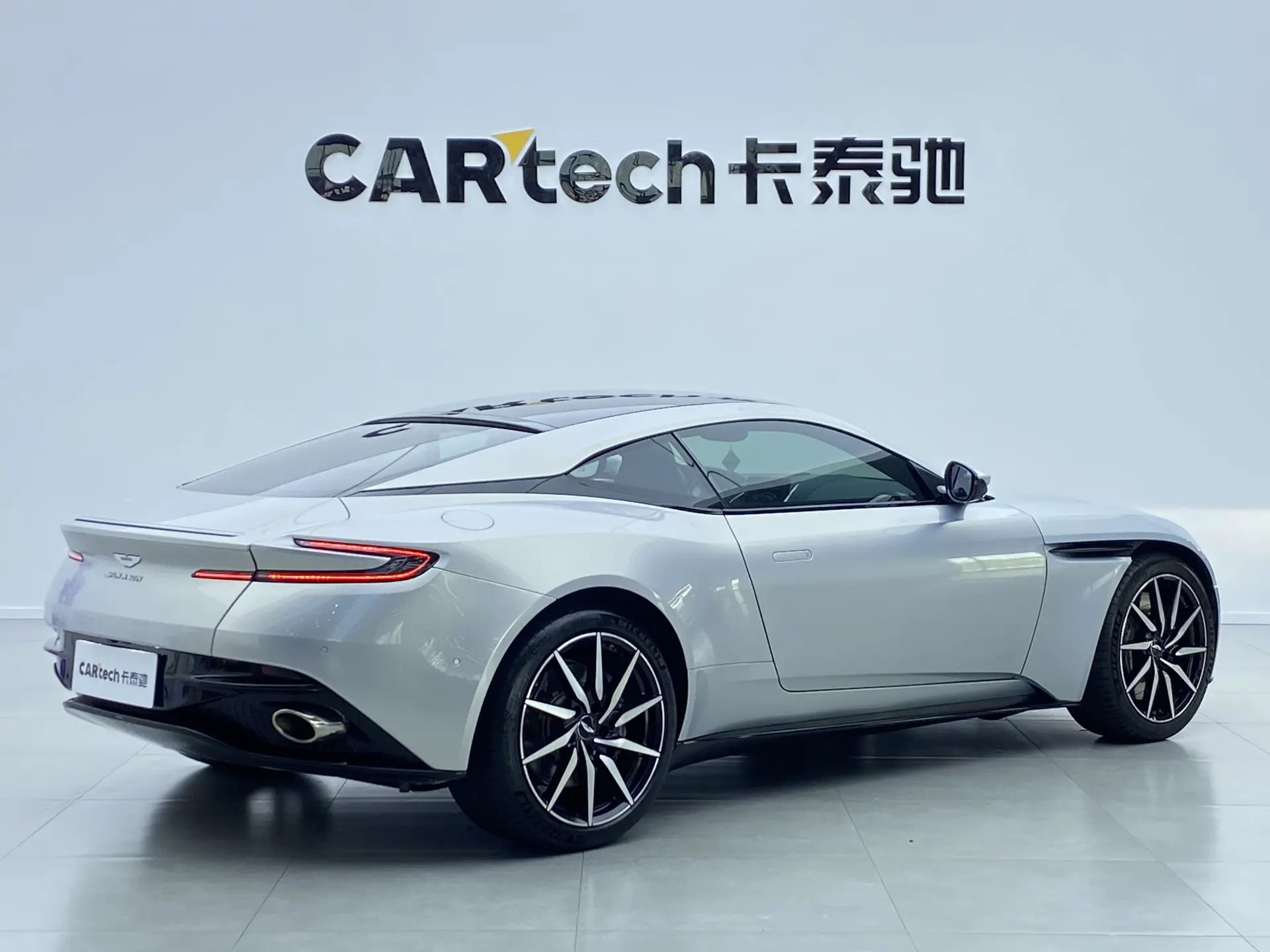 Aston Martin DB11, 2018 3