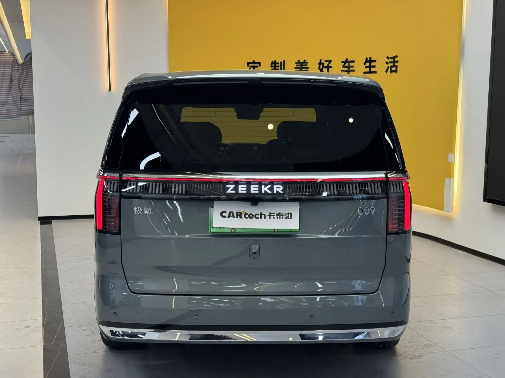 Zeekr 009, 2025 4
