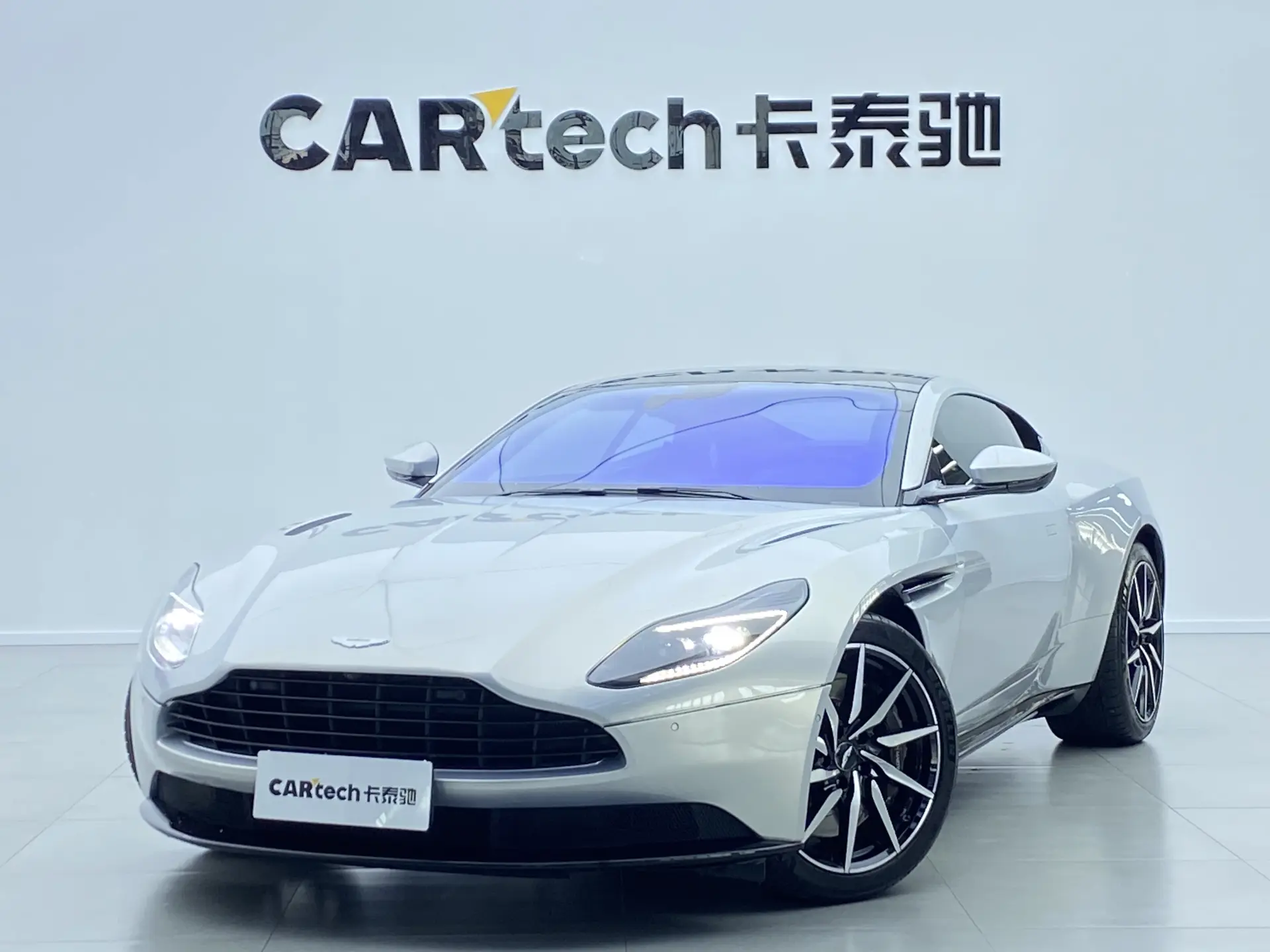 Aston Martin DB11, 2018 все фото