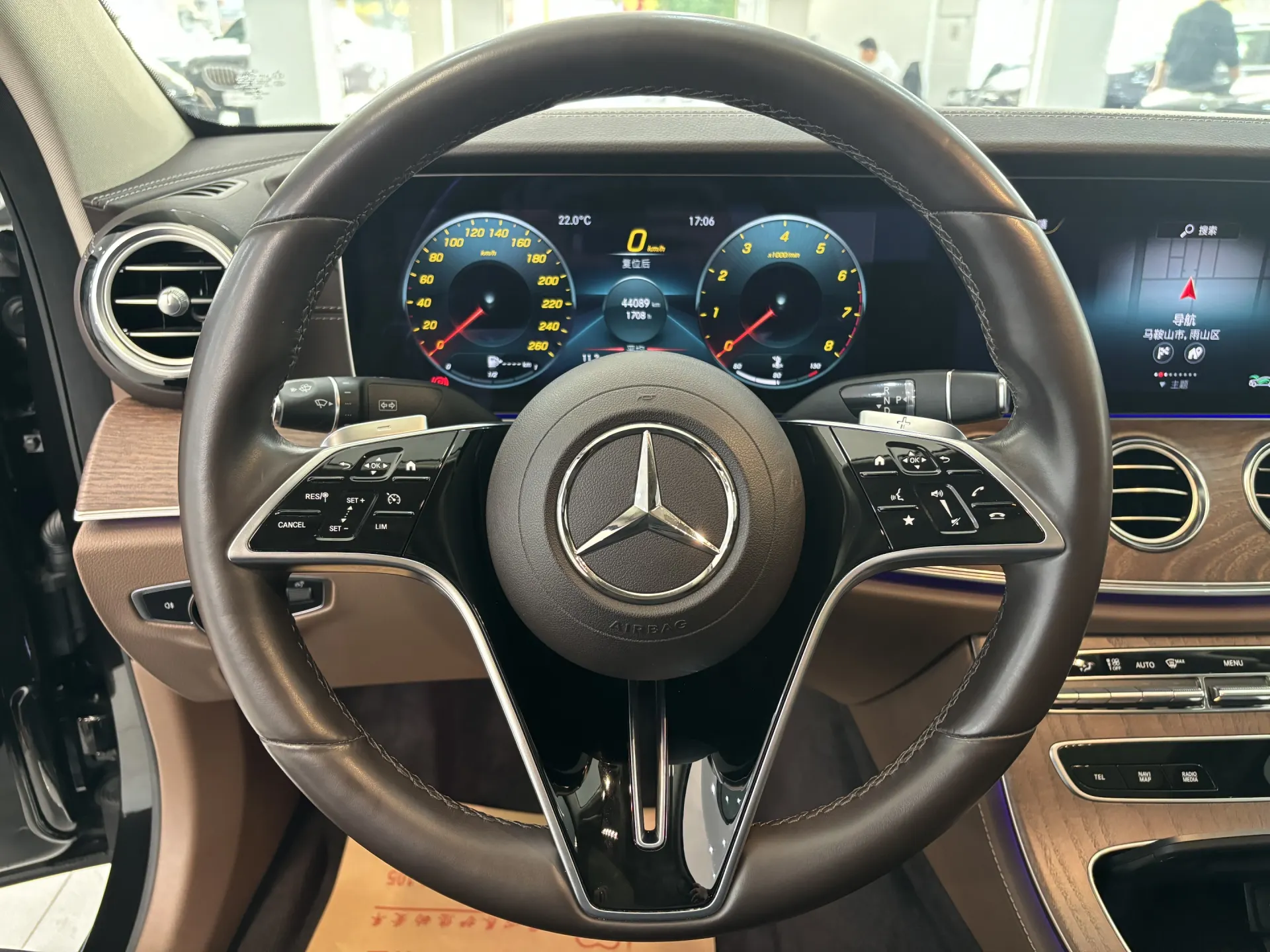 Mercedes-Benz E 300 L, 2022 14