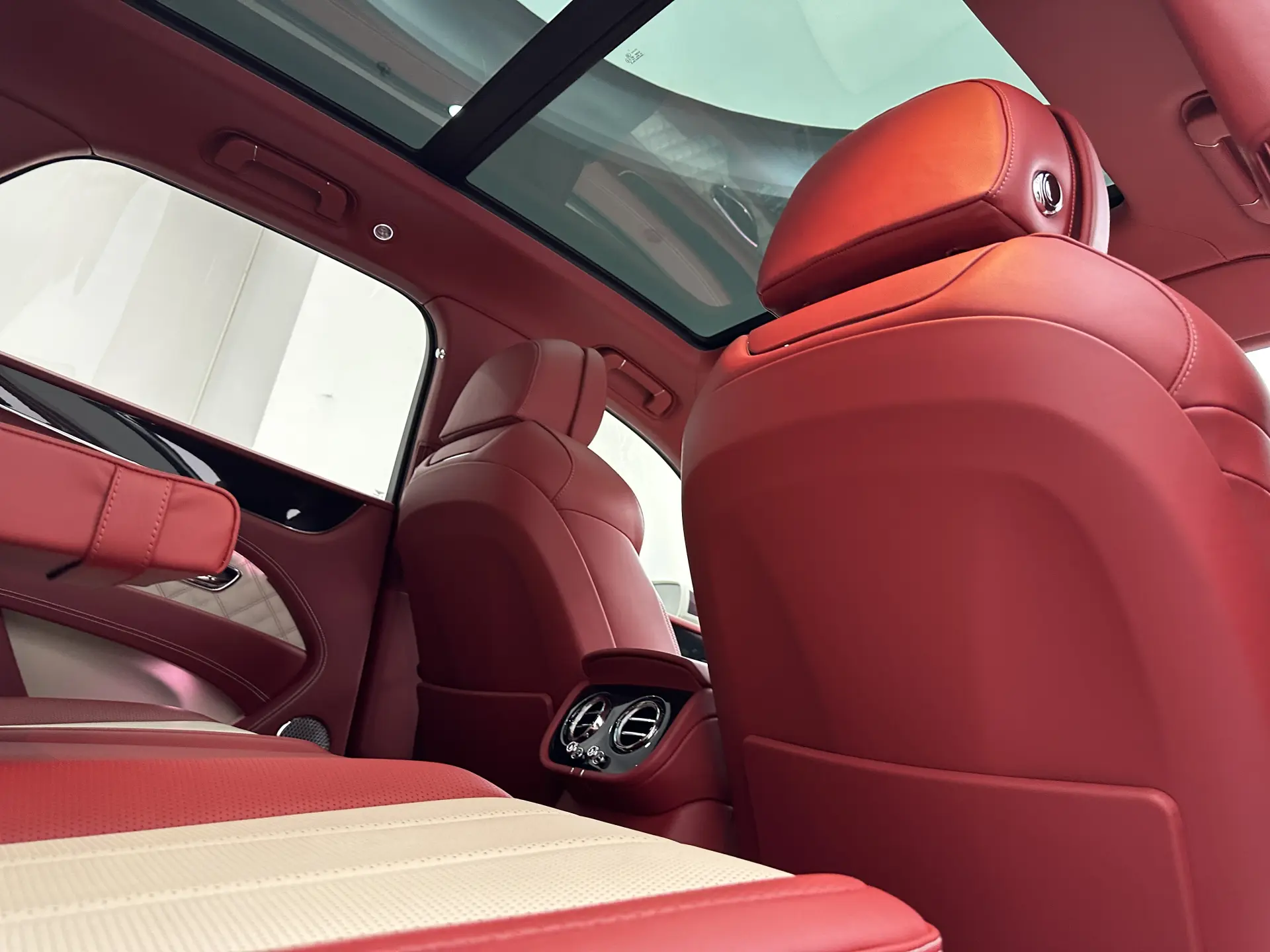 Bentley Bentayga, 2022 13