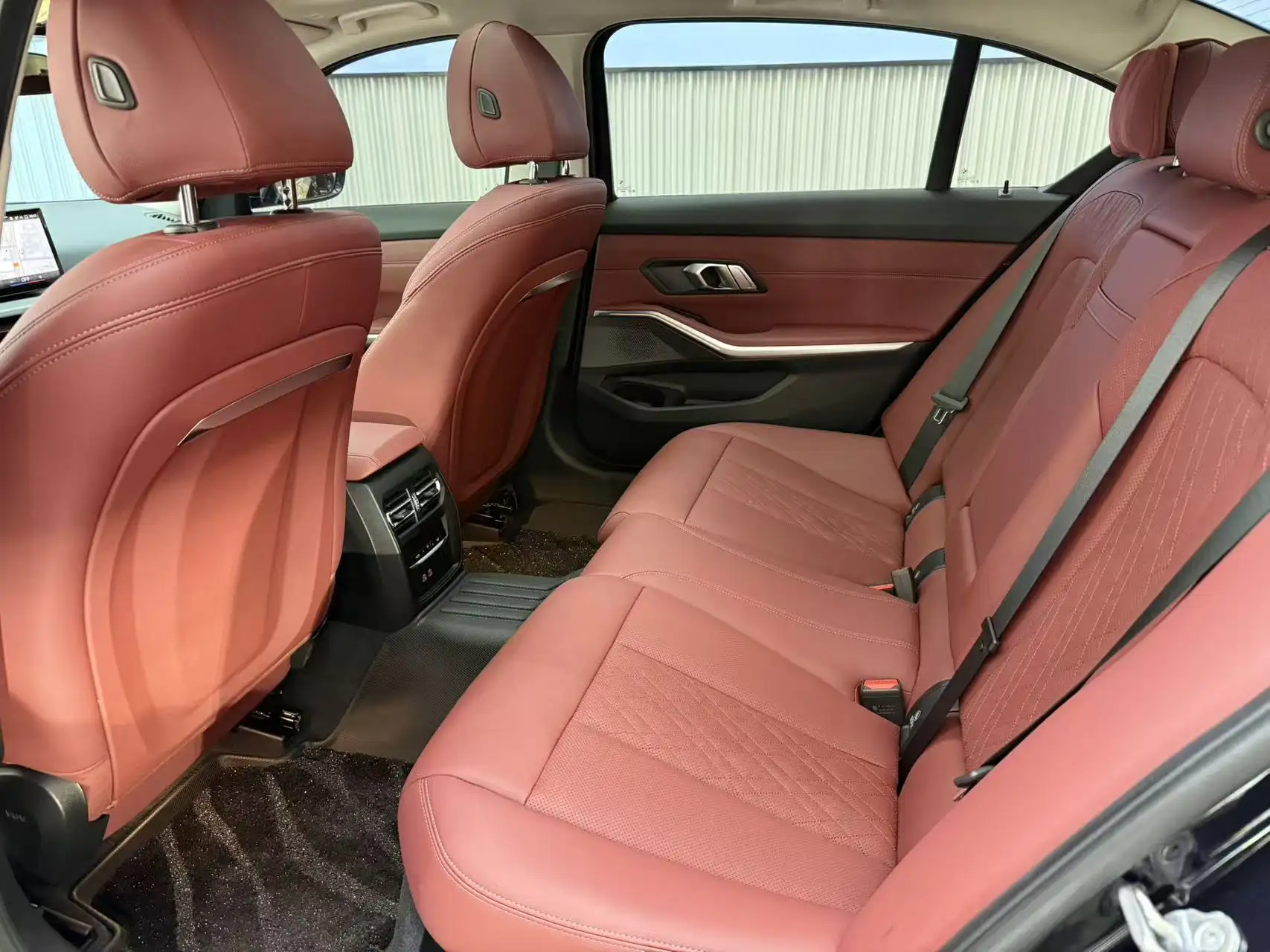 BMW 325Li, 2025 13