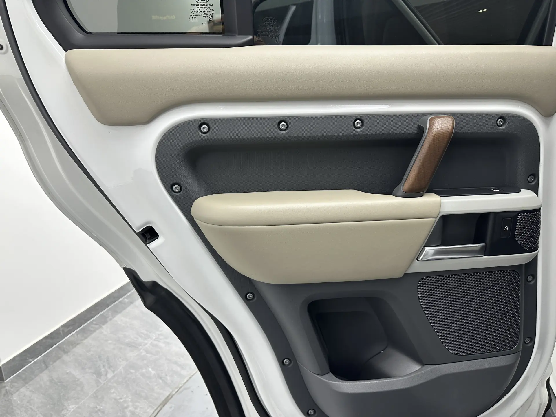 Land Rover Defender, 2021 25